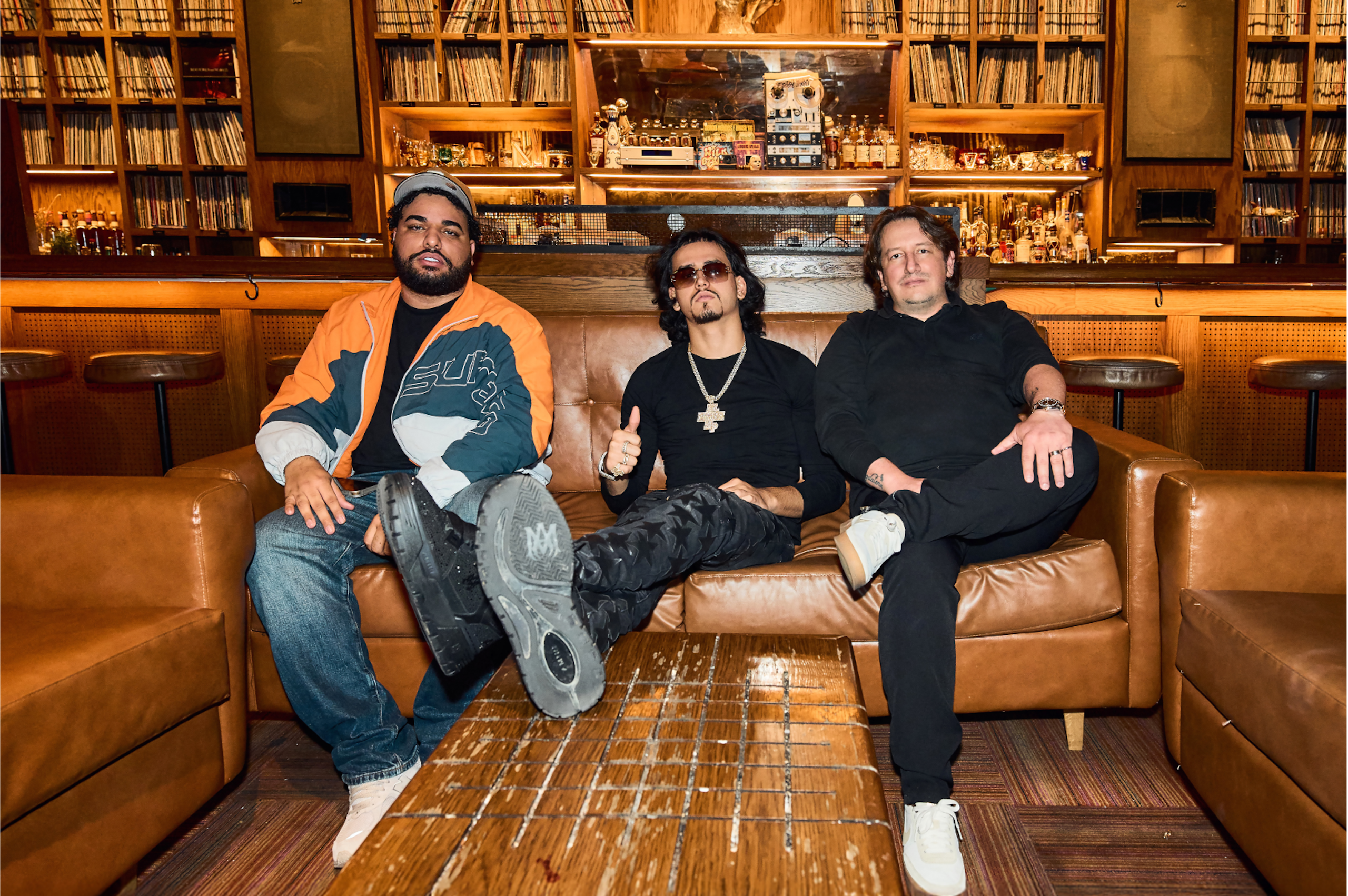 Desde la izquierda, Jonniel (Manager de Clarent), Clarent y Roberto Andrade, Managing Director Warner Music Latina)