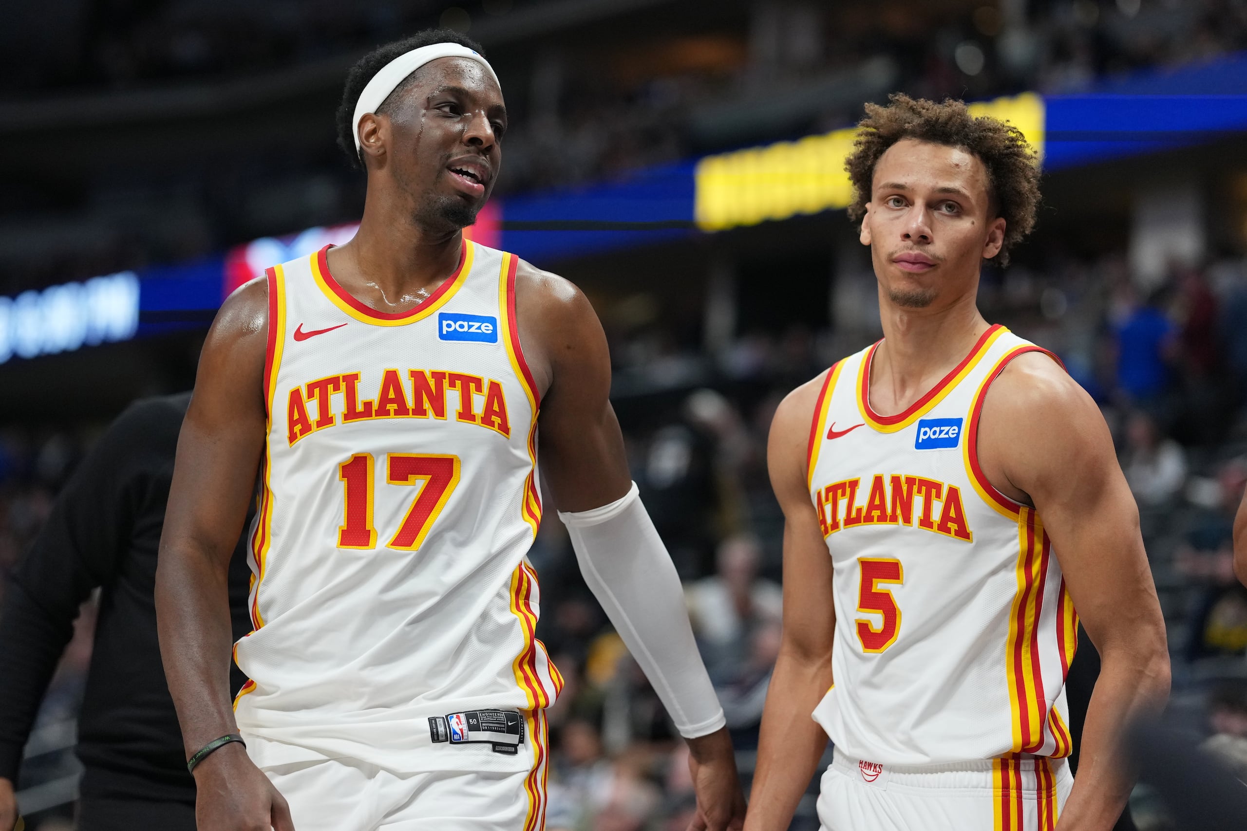 Onyeka Okongwu (izquierda) y Dyson Daniels, de los Hawks de Atlanta, festejan la victoria sobre los Nuggets de Denver en el encuentro del viernes 9 de enero de 2026 (AP Foto/David Zalubowski)