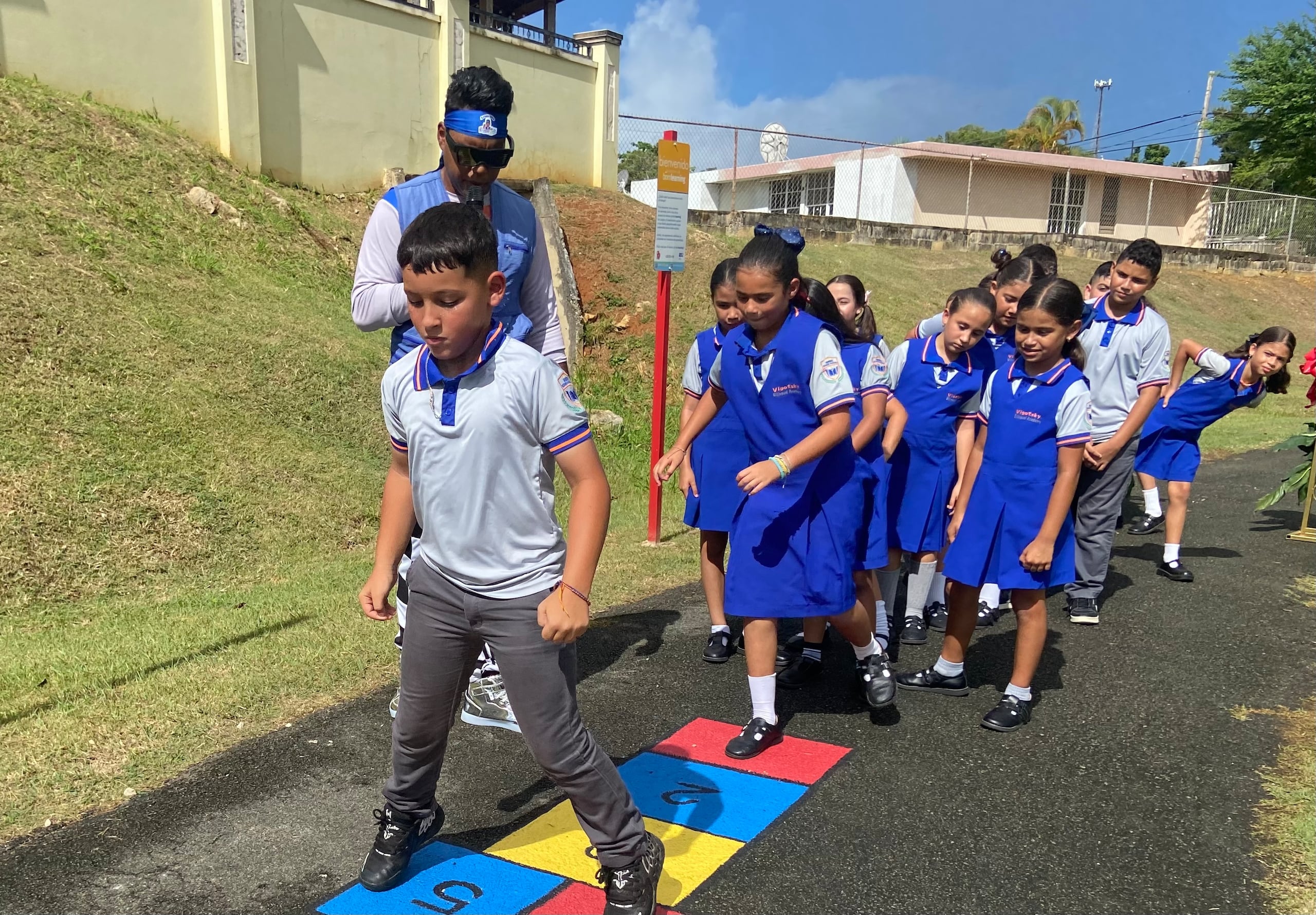 Unos niños juegan a la peregrina en el Camino Born Learning, ubicado en los predios del Parque Recreativo Juan Rosario Ayala, de Barceloneta.