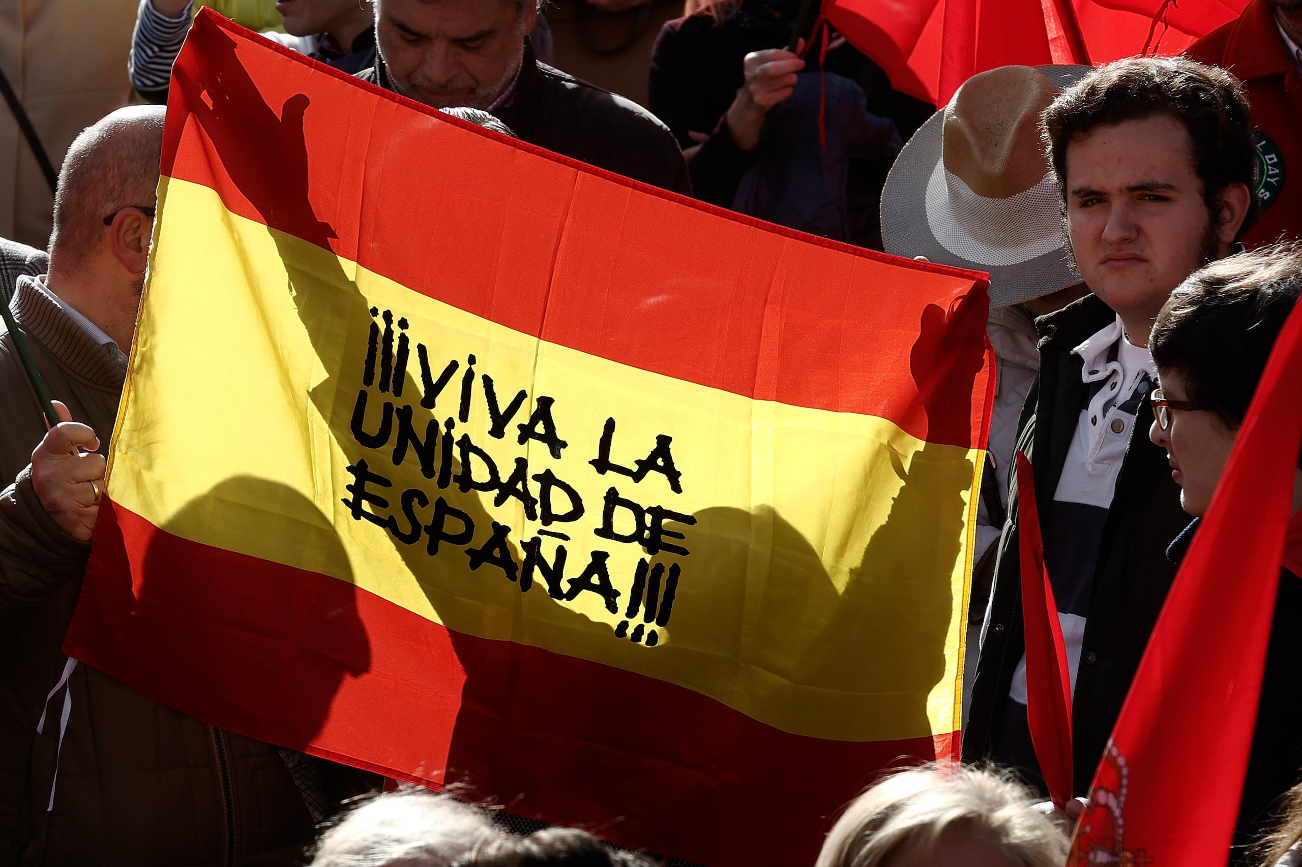 Con banderas de su país y pancartas en defensa de la "democracia española", los manifestantes se concentraron frente a la sede de la delegación de la Unión Europea en la capital estadounidense, y en lo que, de acuerdo a sus organizadores, es el comienzo de nuevas y mayores movilizaciones en Washington. Imagen de archivo. EFE/ Jesús Diges