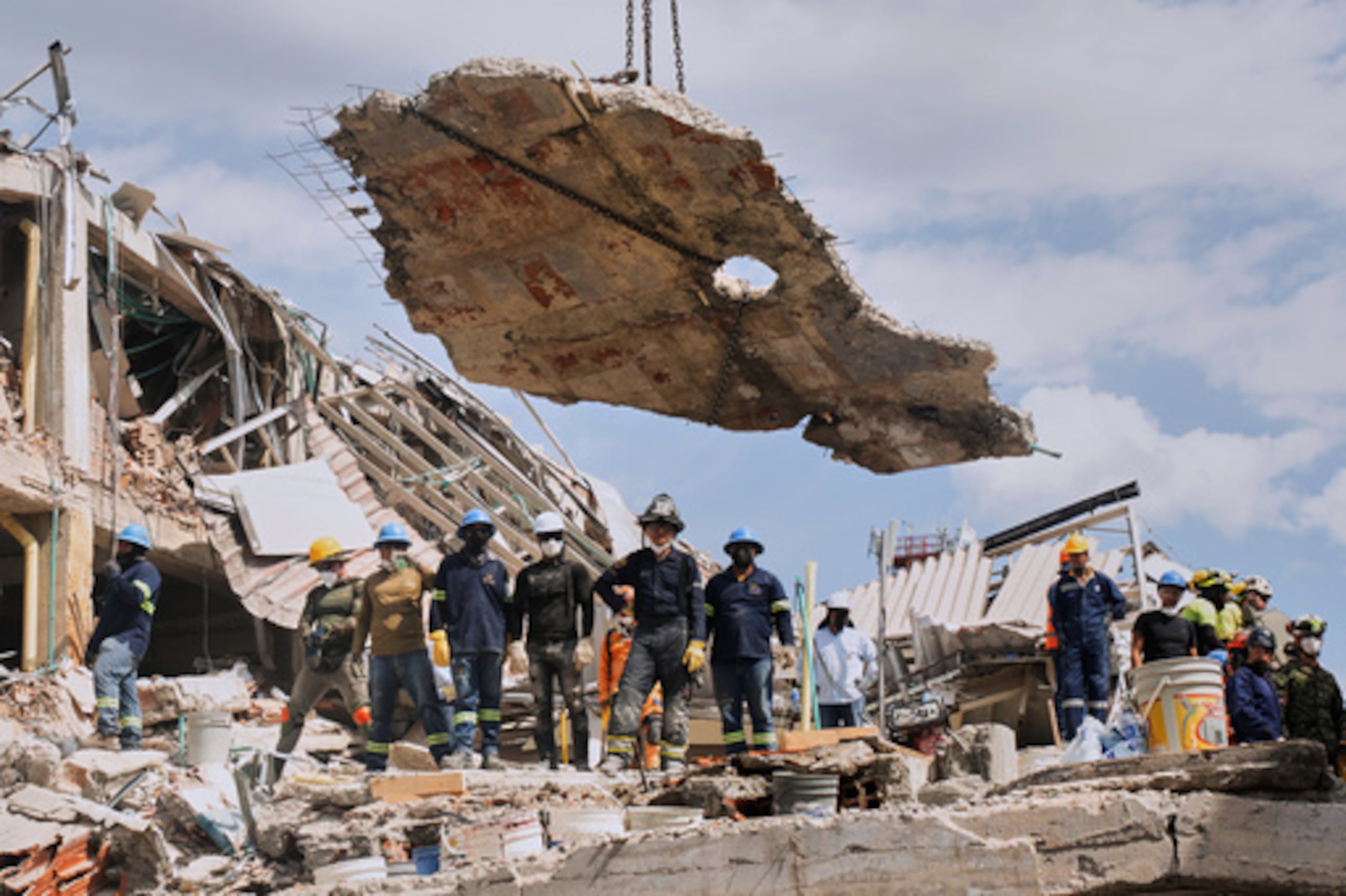 Una grúa levanta una losa de hormigón para despejar el camino a los equipos de rescate que buscan entre los escombros tres días después del terremoto que sacudió a Pereira, en Colombia, el jueves 13 de agosto de 2026. (Foto AP/Brandon Pinto)