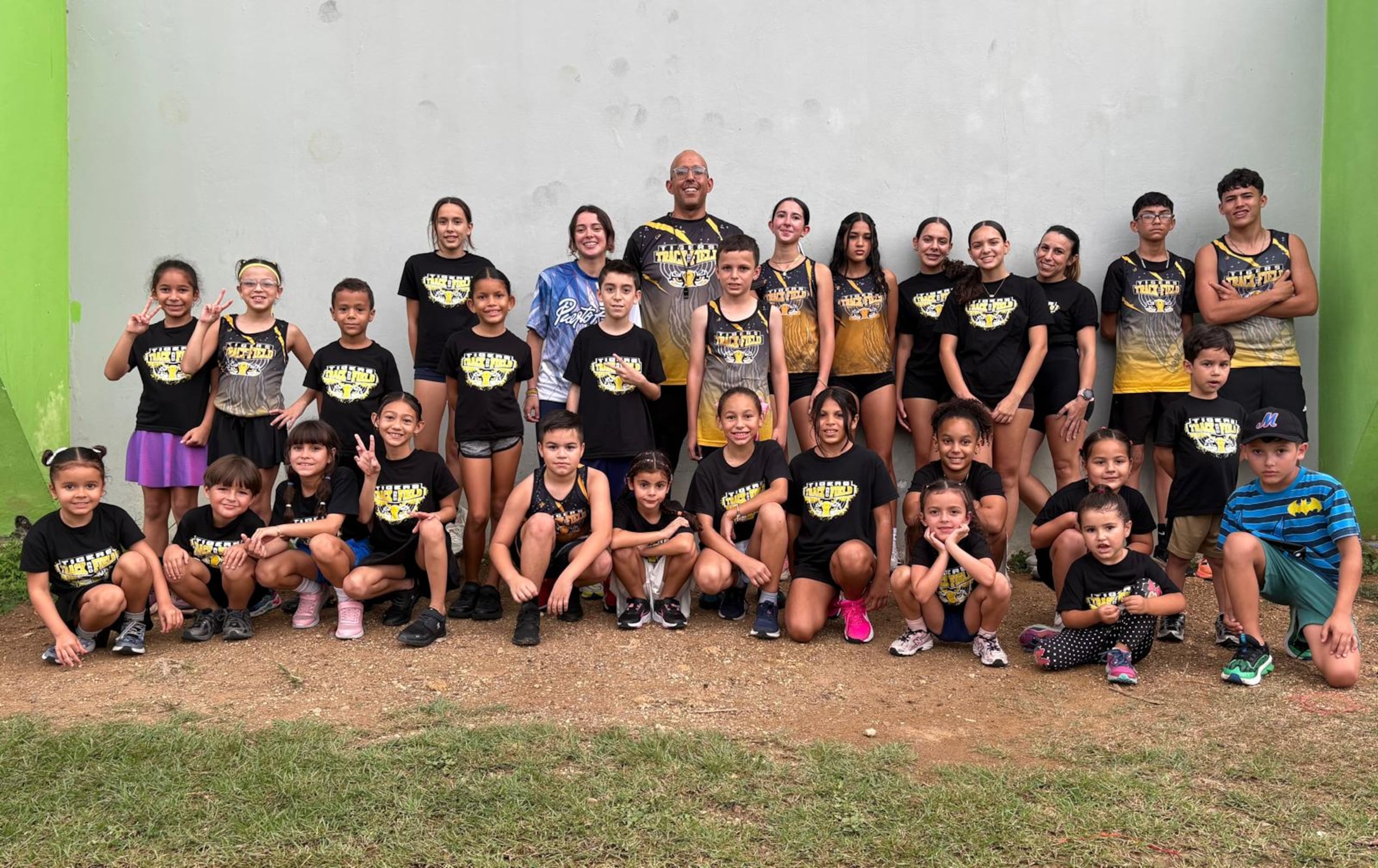 Legna Echevarría posa en esta foto con parte de los integrantes del grupo Tiger Track and Field.