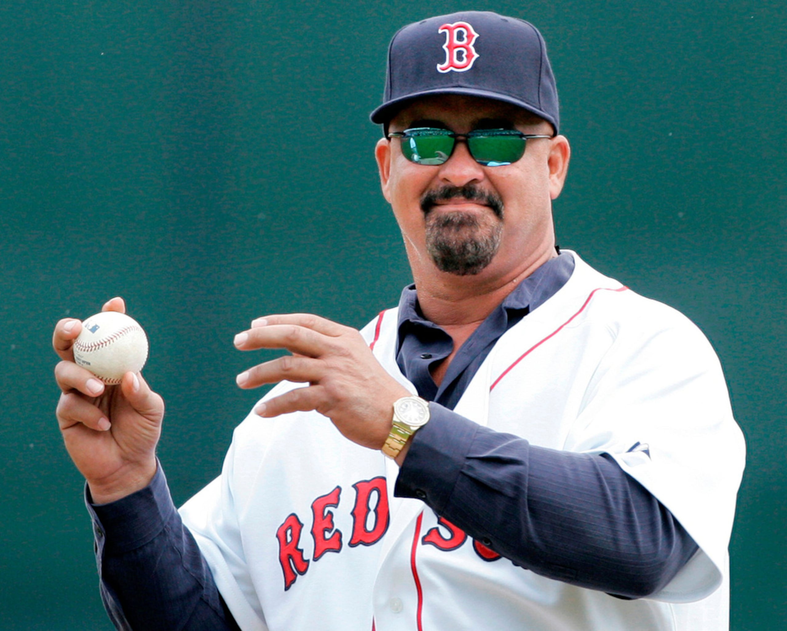 El exjugador de los Boston Red Sox, Mike Greenwell, se prepara para lanzar la primera bola ceremonial antes del juego de pretemporada entre los Red Sox y los Mets de Nueva York en Fort Myers, Florida, el 11 de marzo de 2008.