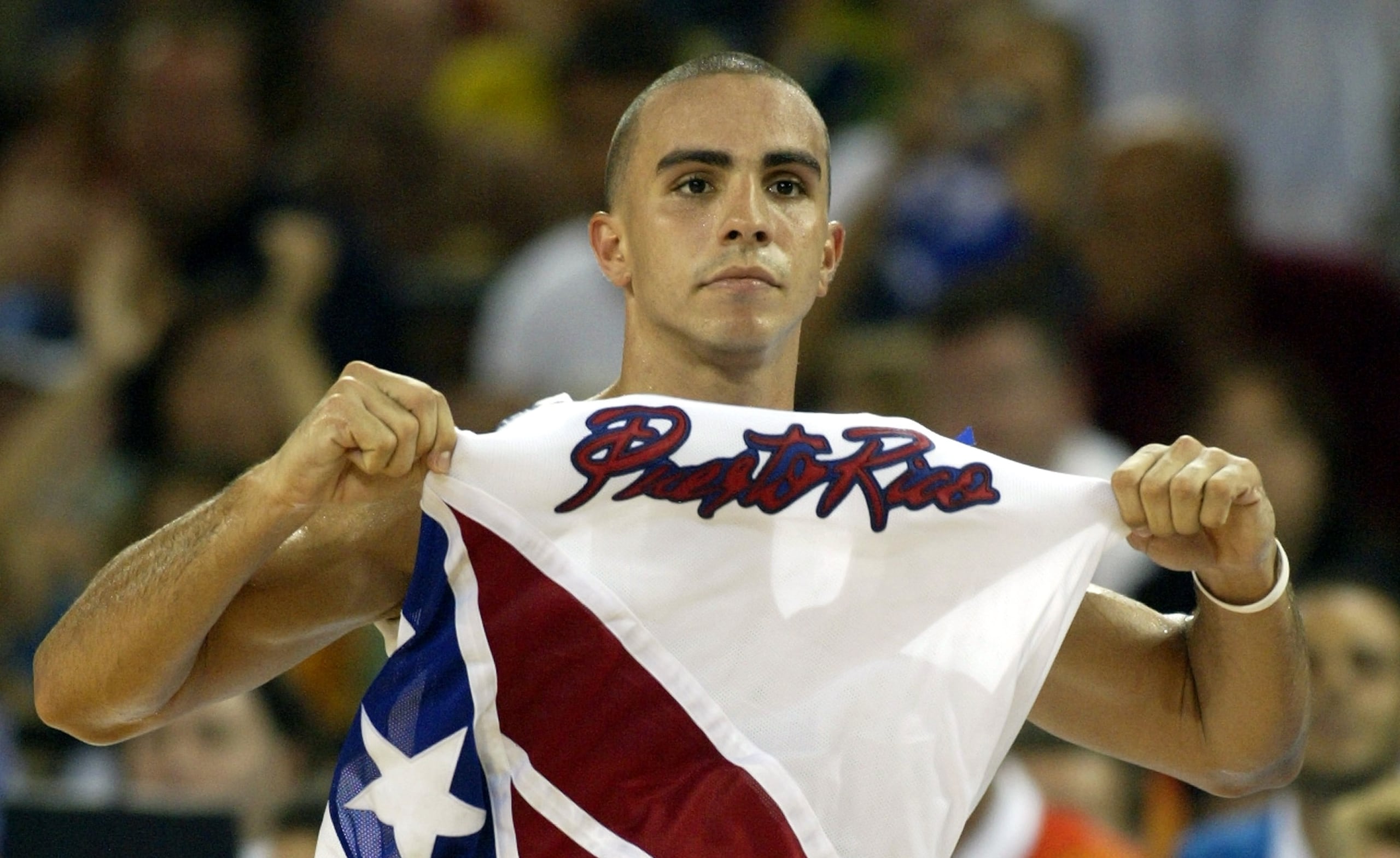 Carlos Arroyo celebra la impresionante victoria 92-73 de Puerto Rico sobre Estados Unidos en los Juegos Olímpicos Atenas 2004.