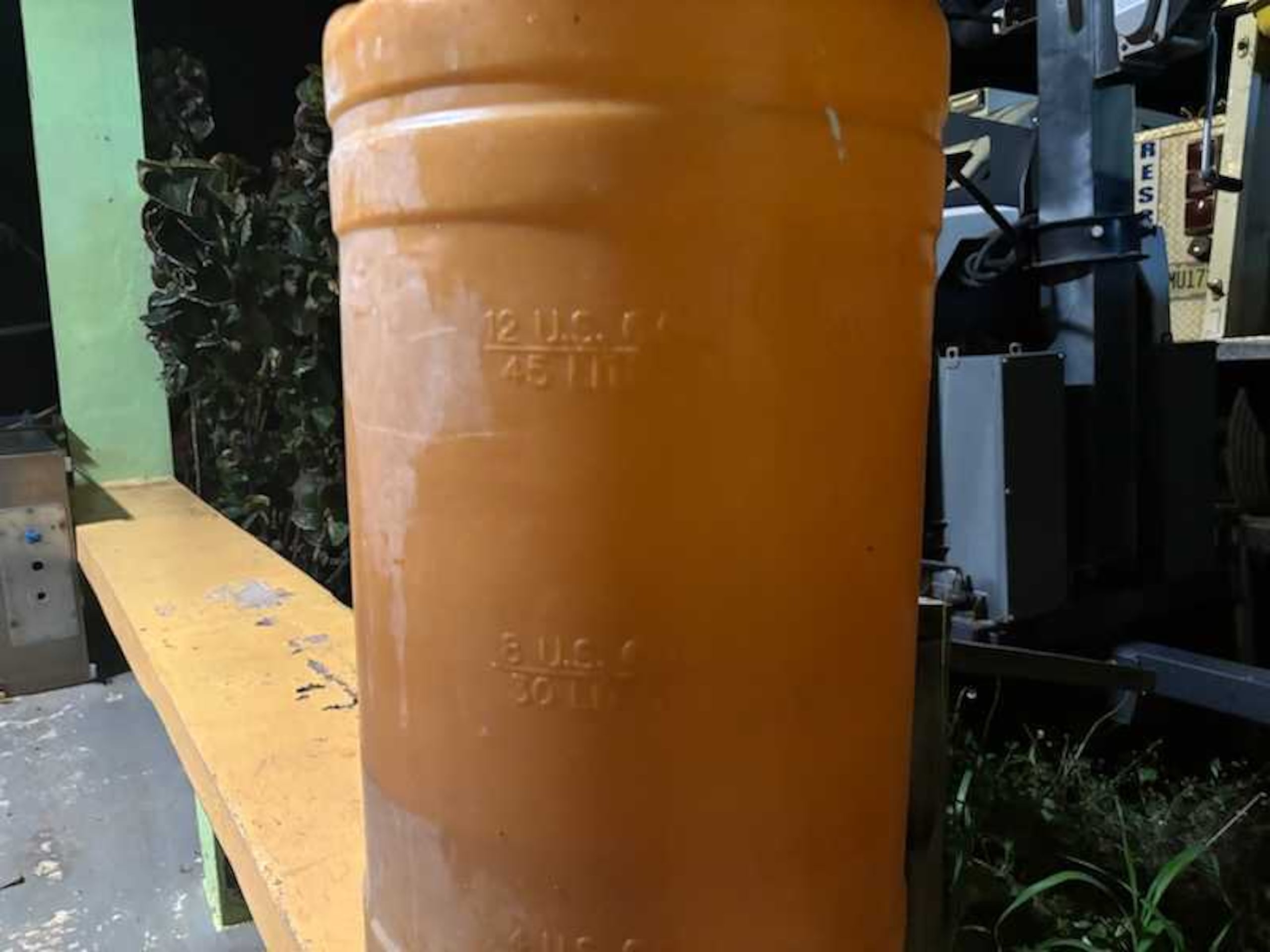 La Guardia Costera encontró este recipiente en el área afectada, el que no descartan, pudiera estar vinculado con el derrame.