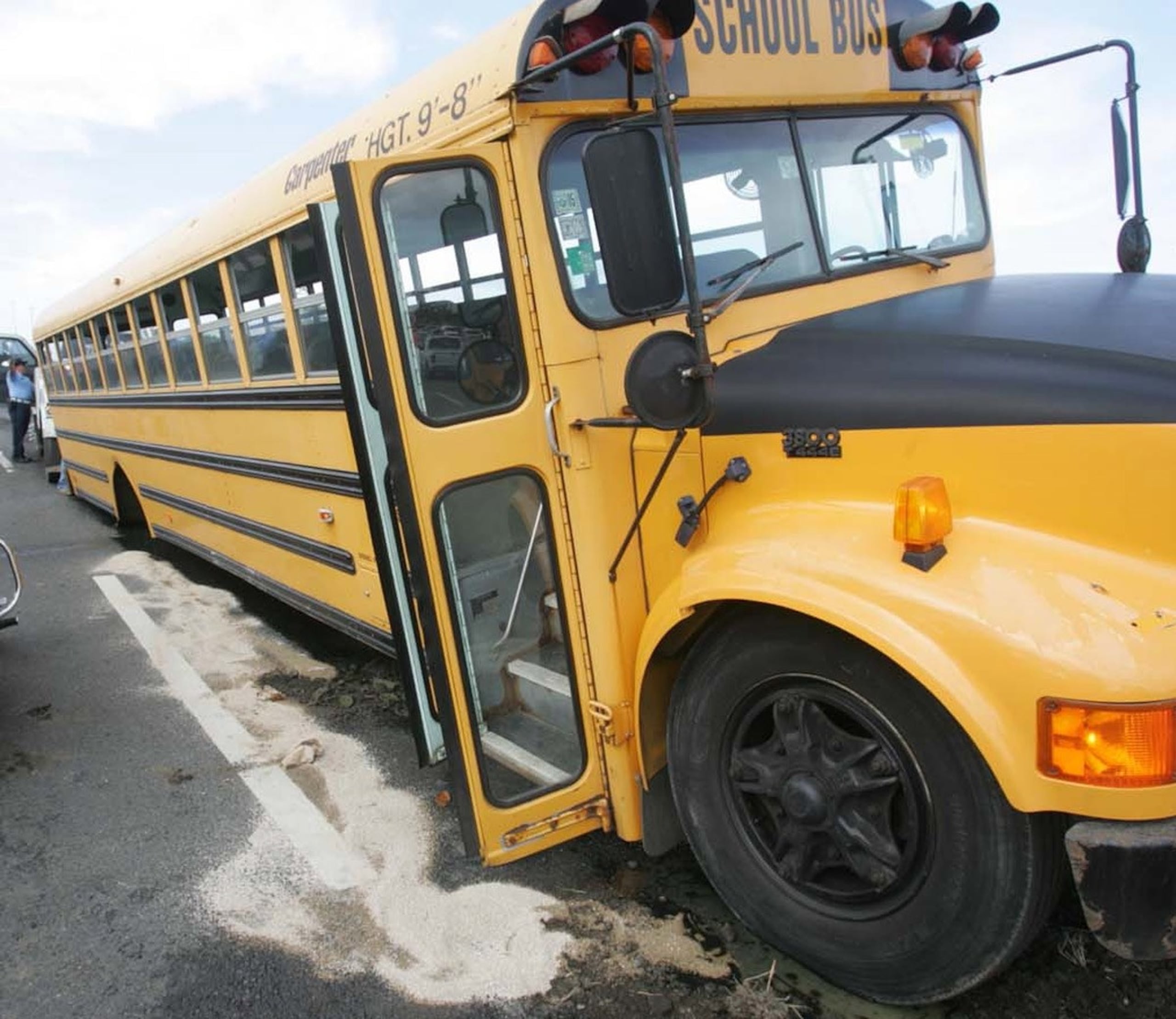 Se informó que en la guagua escolar viajaban cinco menores.  (Archivo / GFR Media)