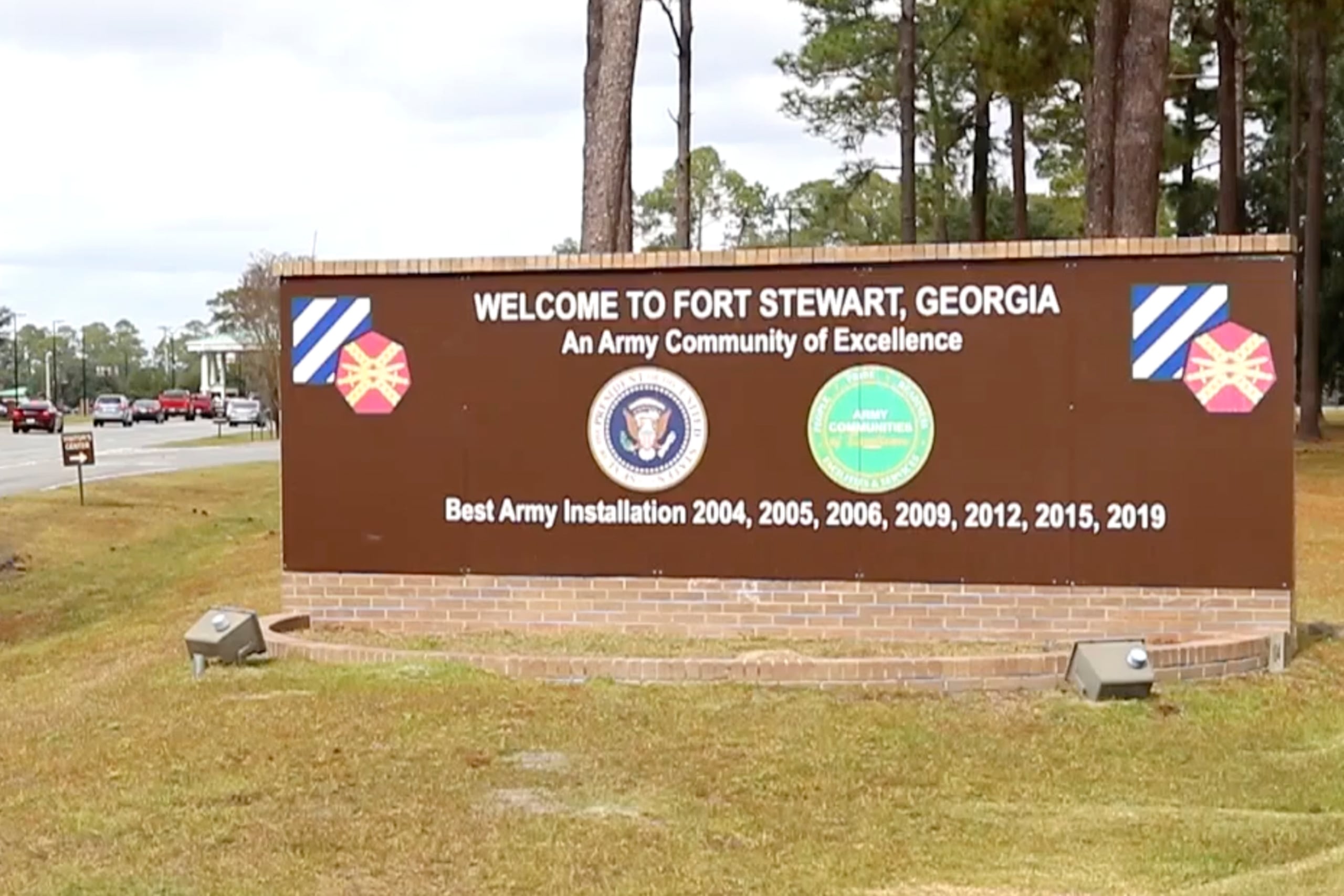 Esta imagen, tomada de un video proporcionado por el Ejército de EE. UU. a través de DVIDS, muestra la entrada a Fort Stewart, en Georgia, el 18 de noviembre de 2021.