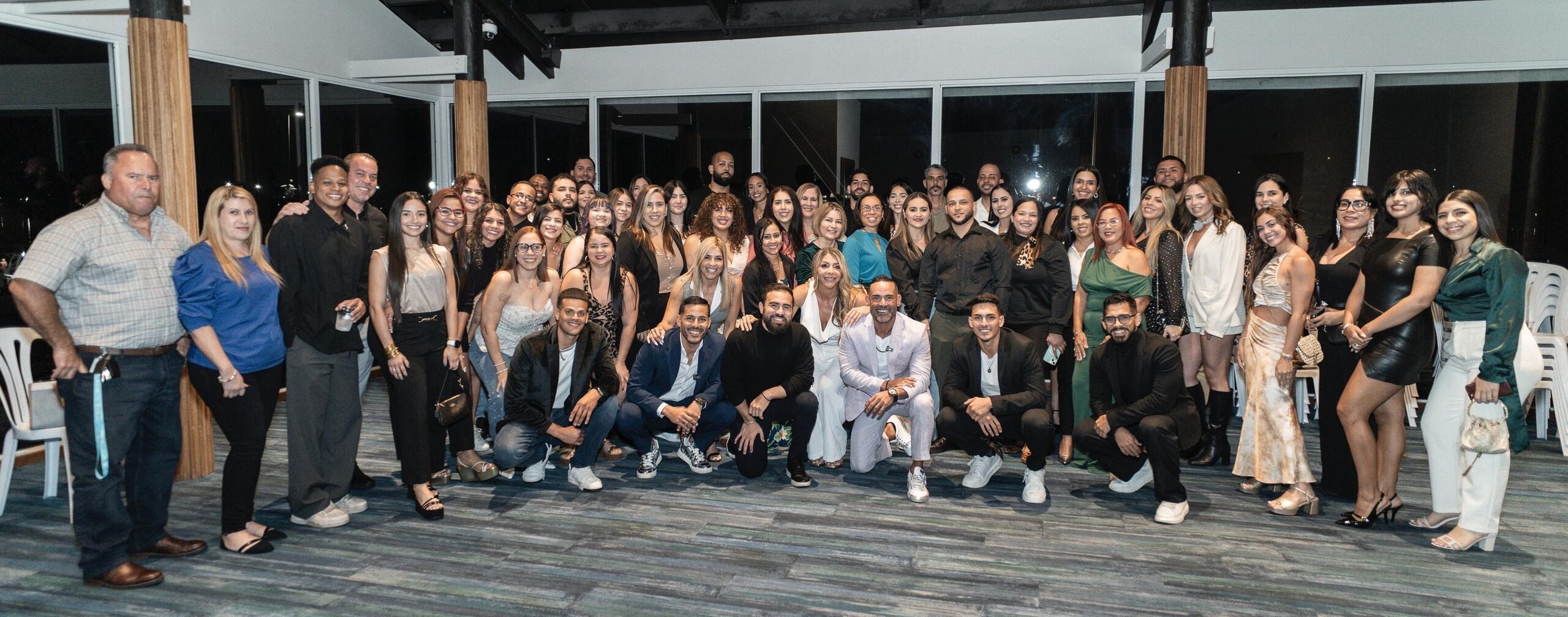 Los empresarios Vanfri Pabón y doctor Iván Pabón con el equipo de trabajo.