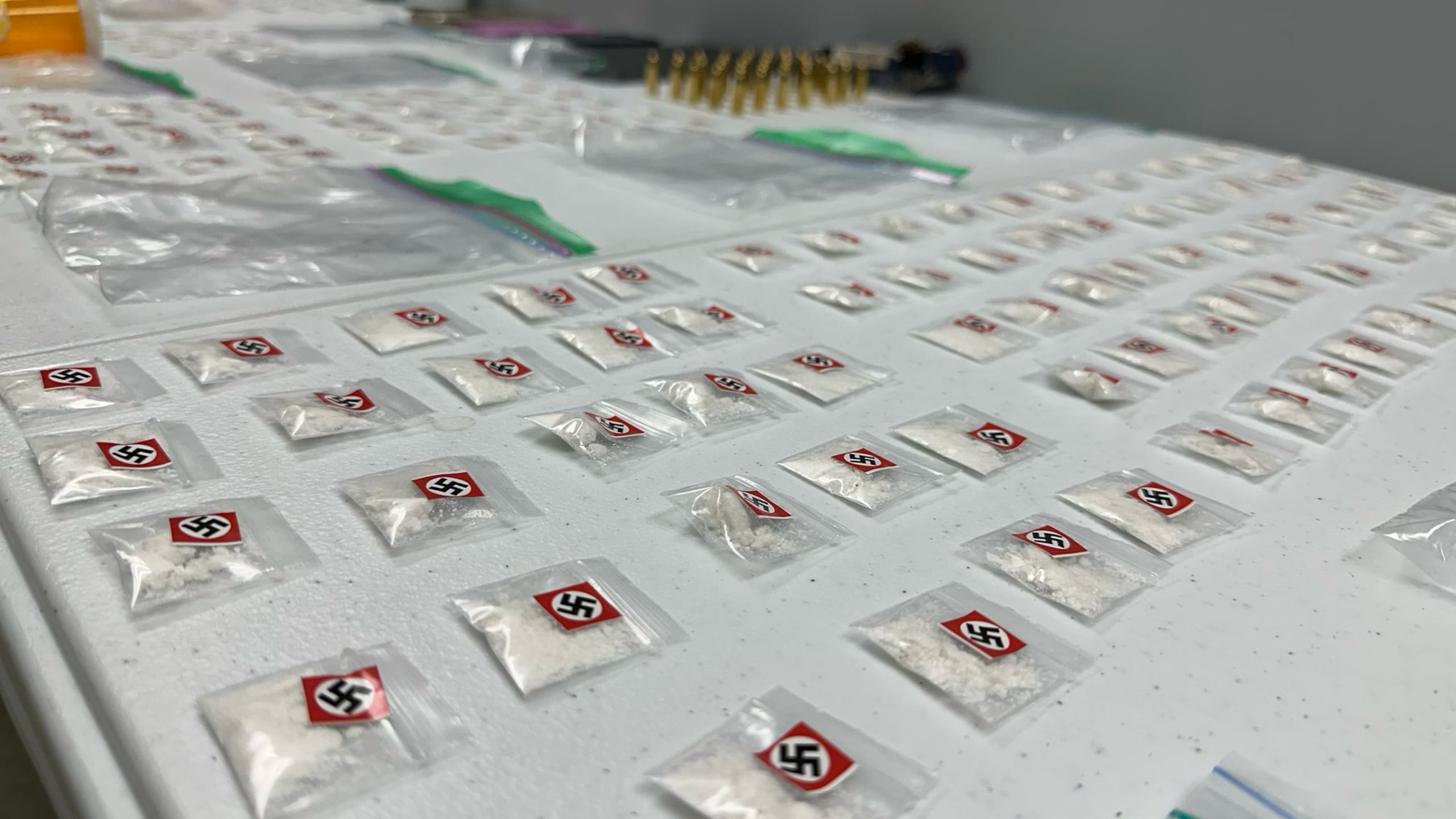 En cuatro de los allanamientos diligenciados en la Barriada La Perla se ocupó gran cantidad de cocaína, heroína, marihuana, crack, dinero, dos pistolas y balas.