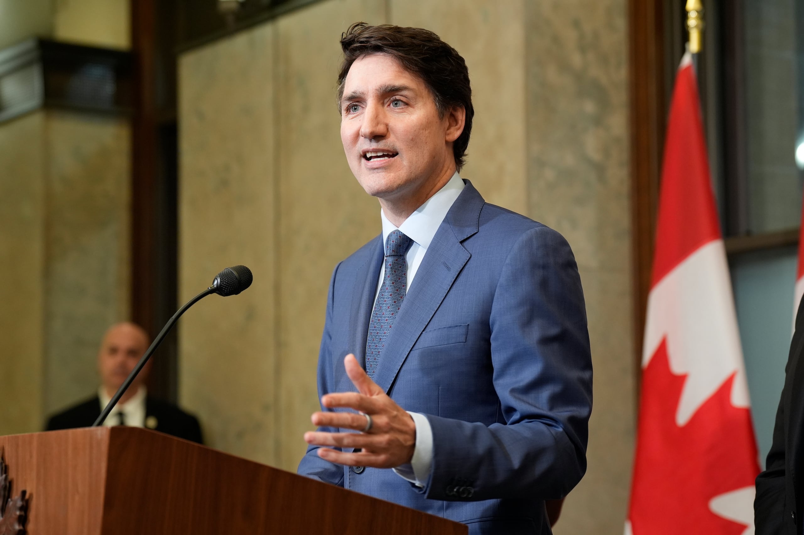 "No tengo por costumbre estar de acuerdo con el Wall Street Journal, pero Donald, ellos señalan que aunque eres un tipo muy inteligente, esto es algo muy tonto", sostuvo Trudeau durante la rueda de prensa.