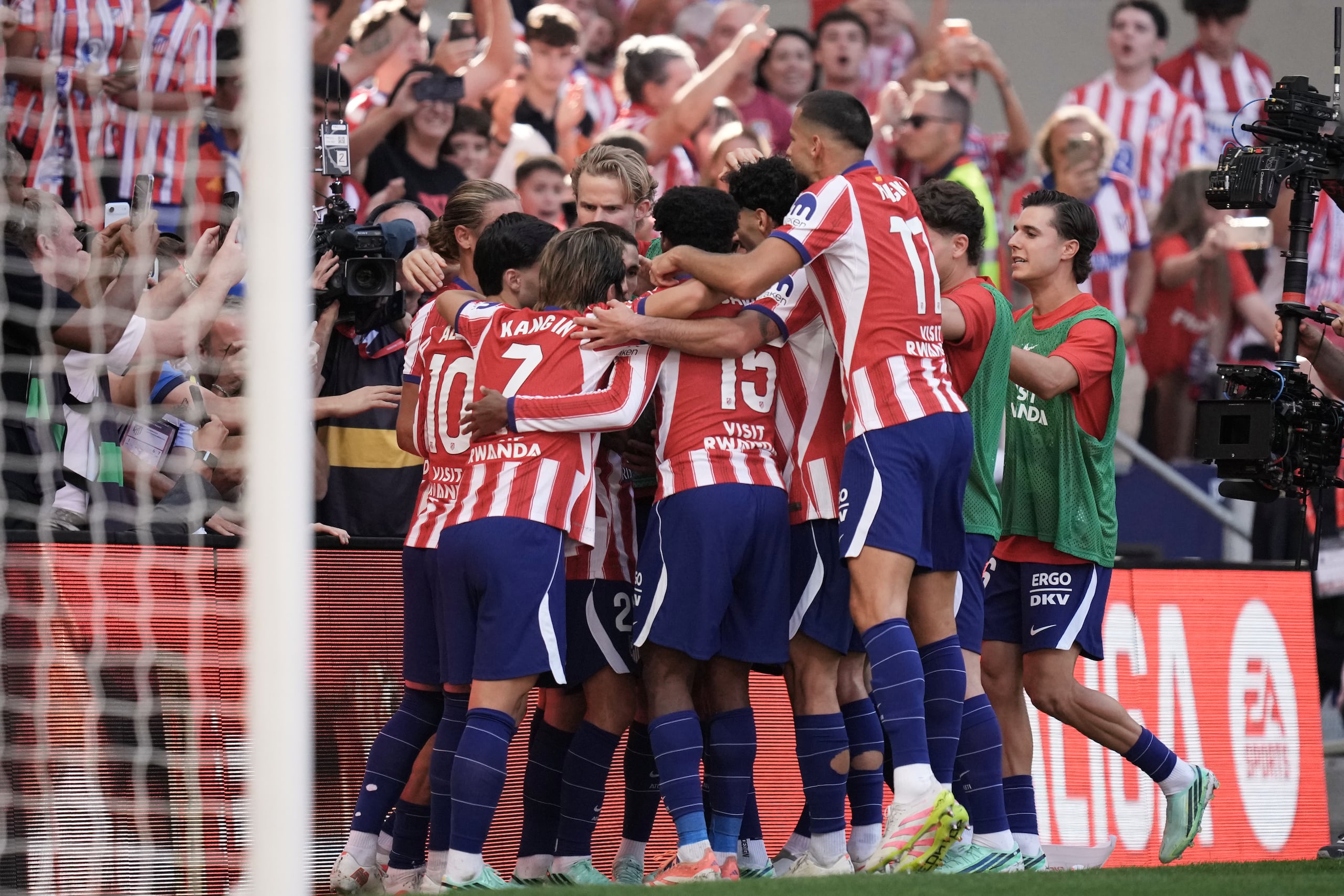 Jugadores del Atlético de Madrid celebran el gol de Alejandro Grimaldo.