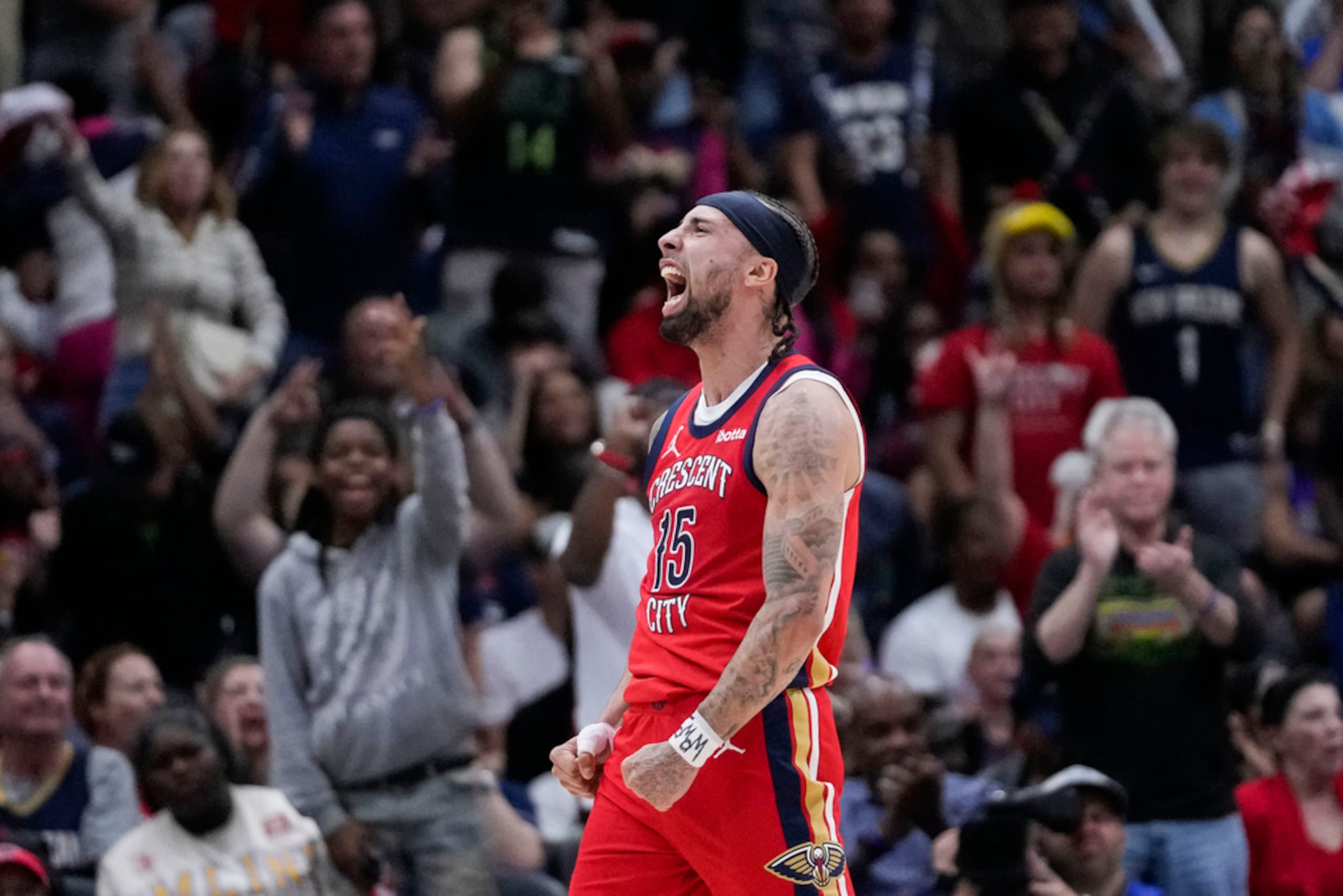José Alvarado, base de los Pelicans de Nueva Orleáns, festeja en la segunda mitad del partido del 'play-in'  frente a los Kings de Sacramento.