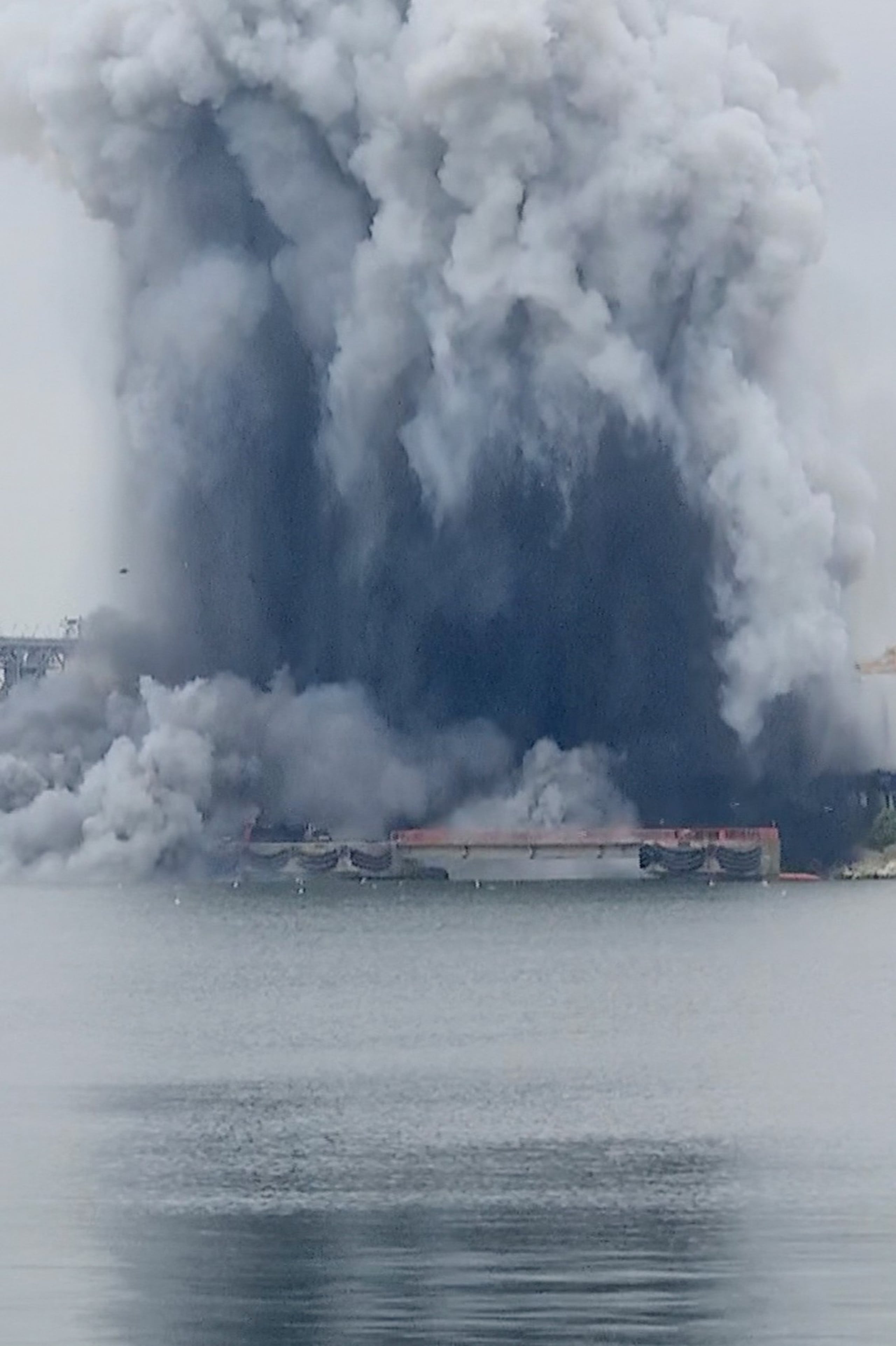 En esta foto tomada de un video proporcionado por OBSERVATOR ANTENA 1, se observa la explosión de un dron marino en el puerto de Constanza, Rumanía, el viernes 5 de junio de 2026.