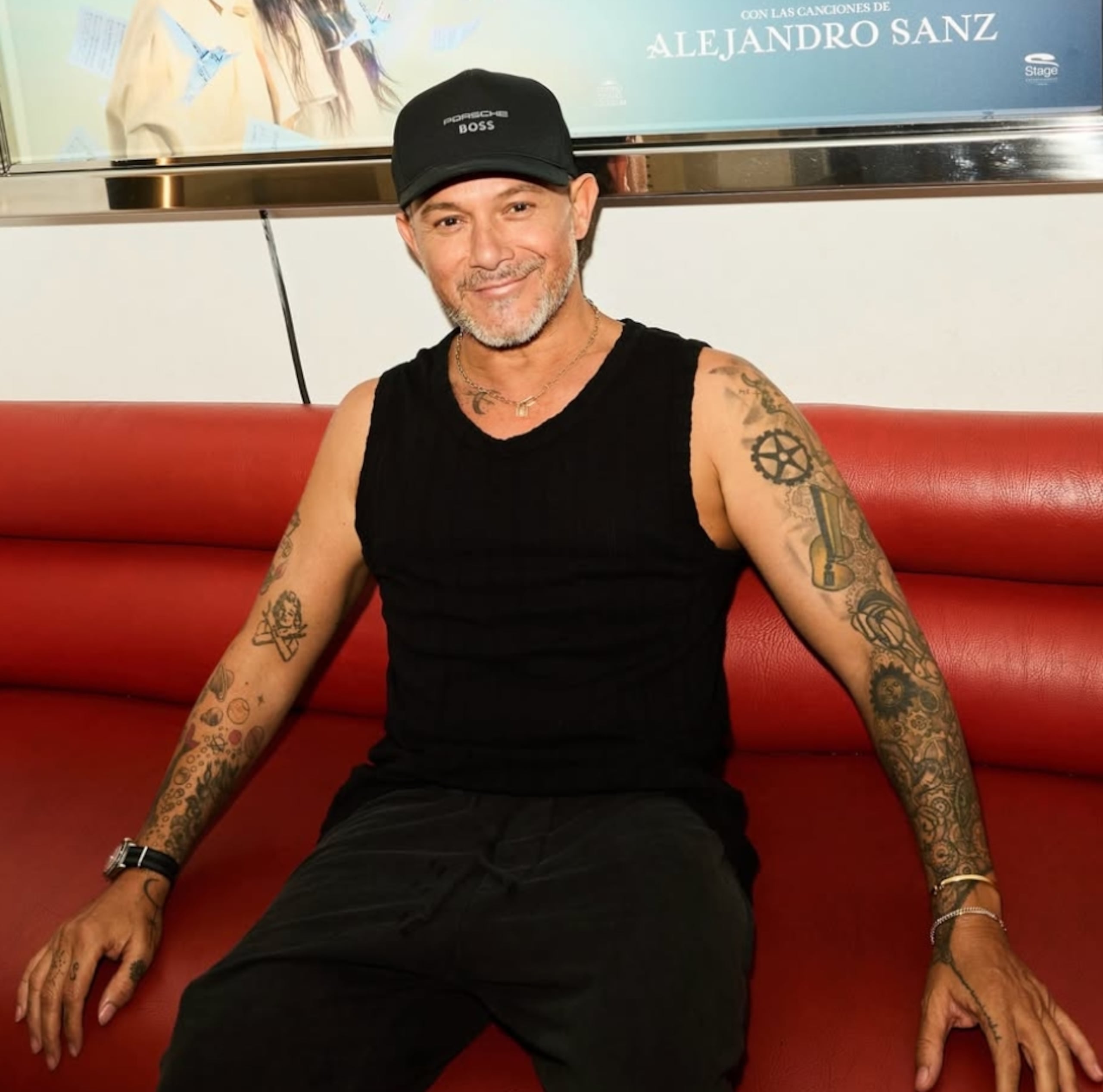 Alejandro Sanz sorprendió con su nueva apariencia que estrenó durante una presentación musical en Madrid.
