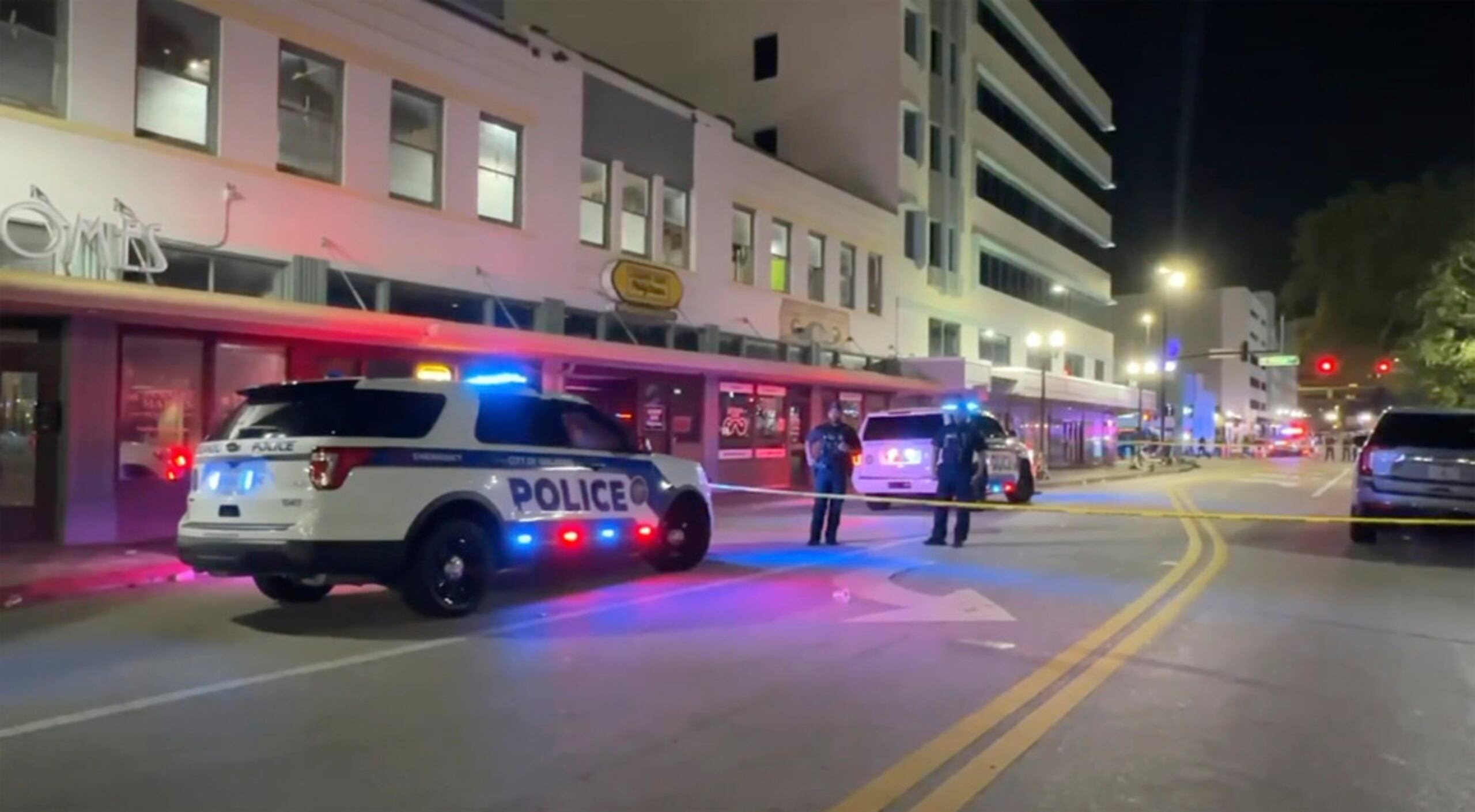 Agentes de policía investigan en el lugar donde se registraron dos tiroteos en medio de una celebración pública de Halloween en el centro de Orlando.