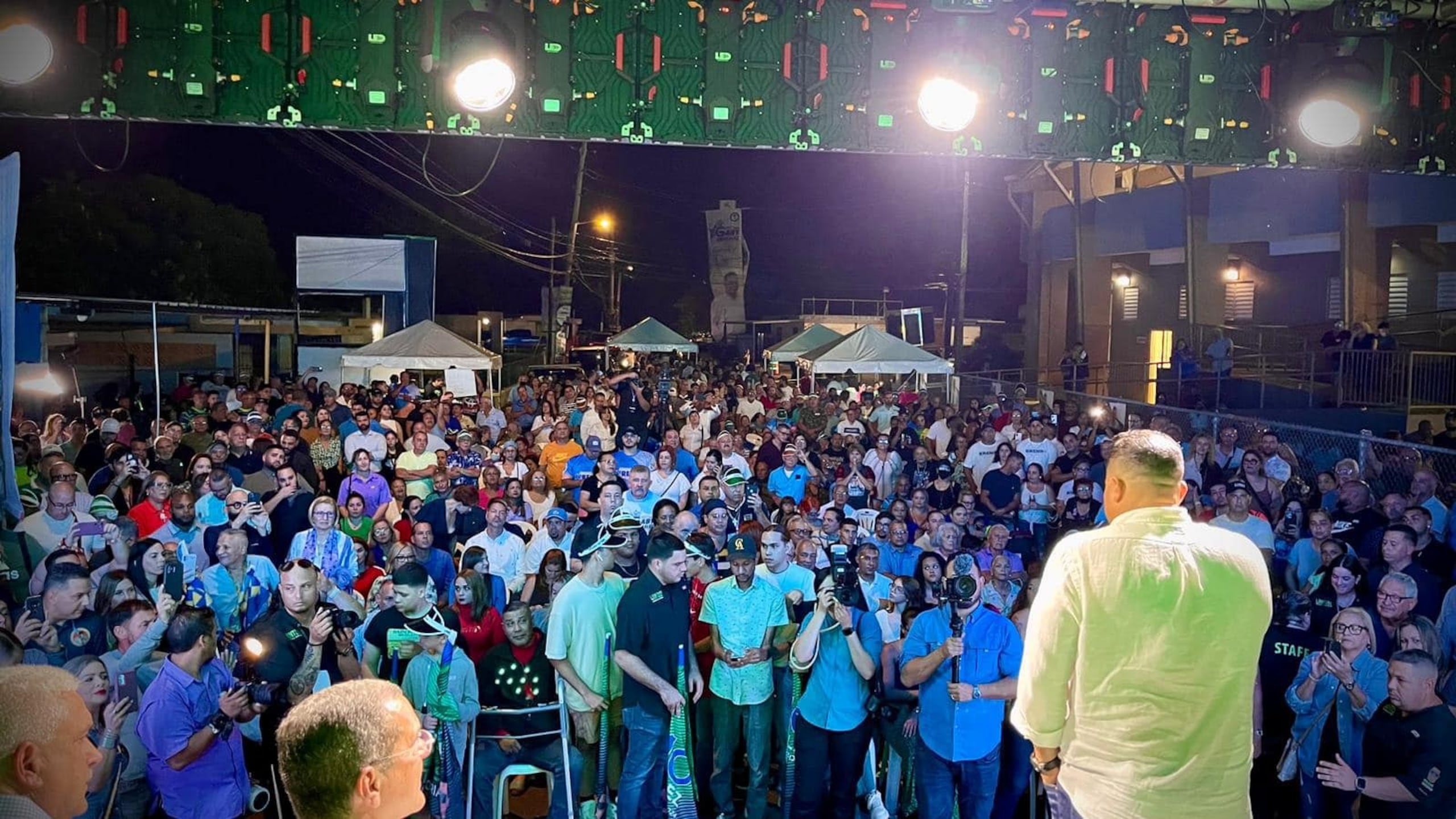 El representante José "Memo" González estuvo flanqueado por el gobernador Pedro Pierluisi y el presidente del senado, Thomas Rivera Schatz, quienes respaldaron su candidatura a la alcaldía de Arecibo.