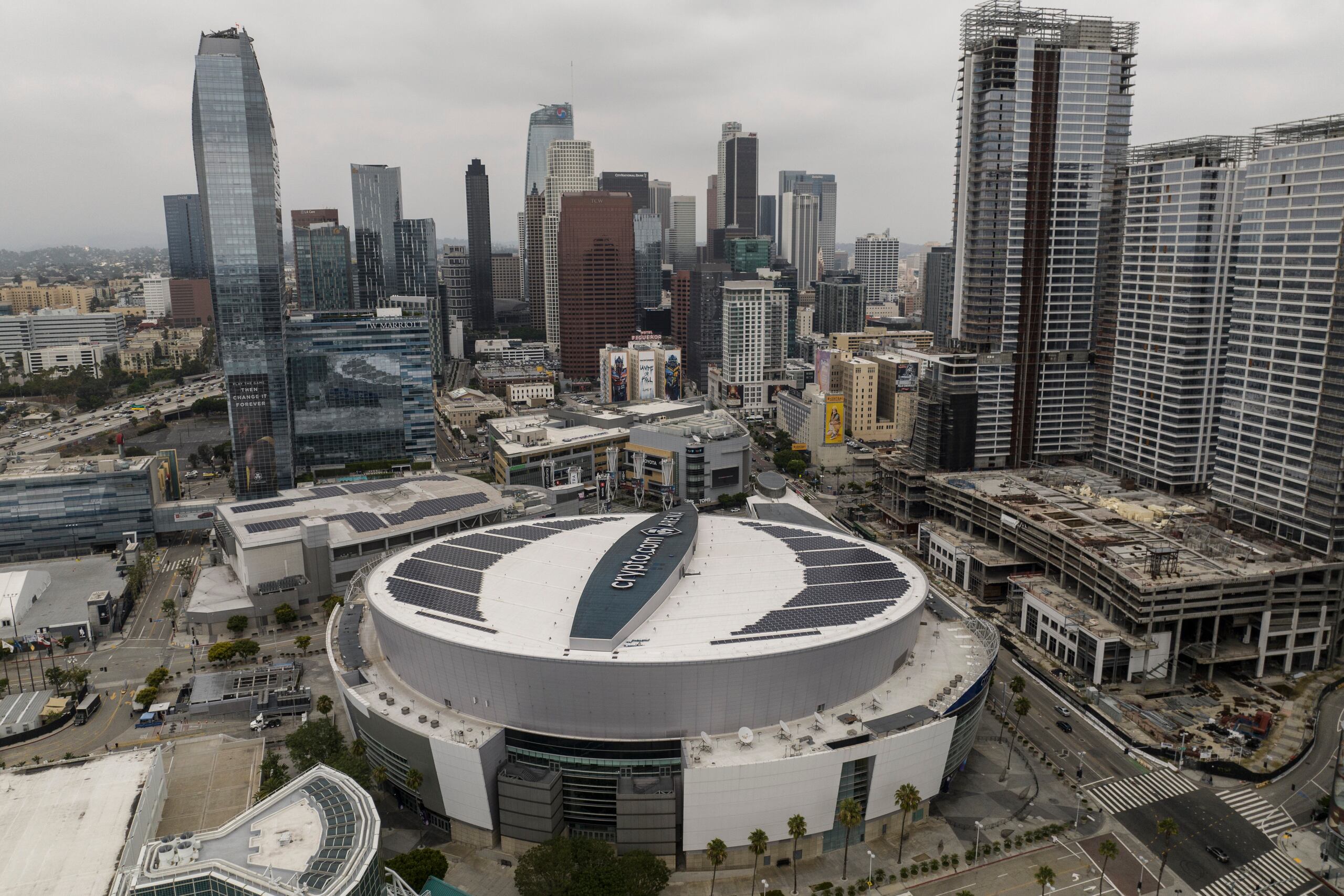 Vista de la arena Crypto.com en el centro de Los Ángeles.