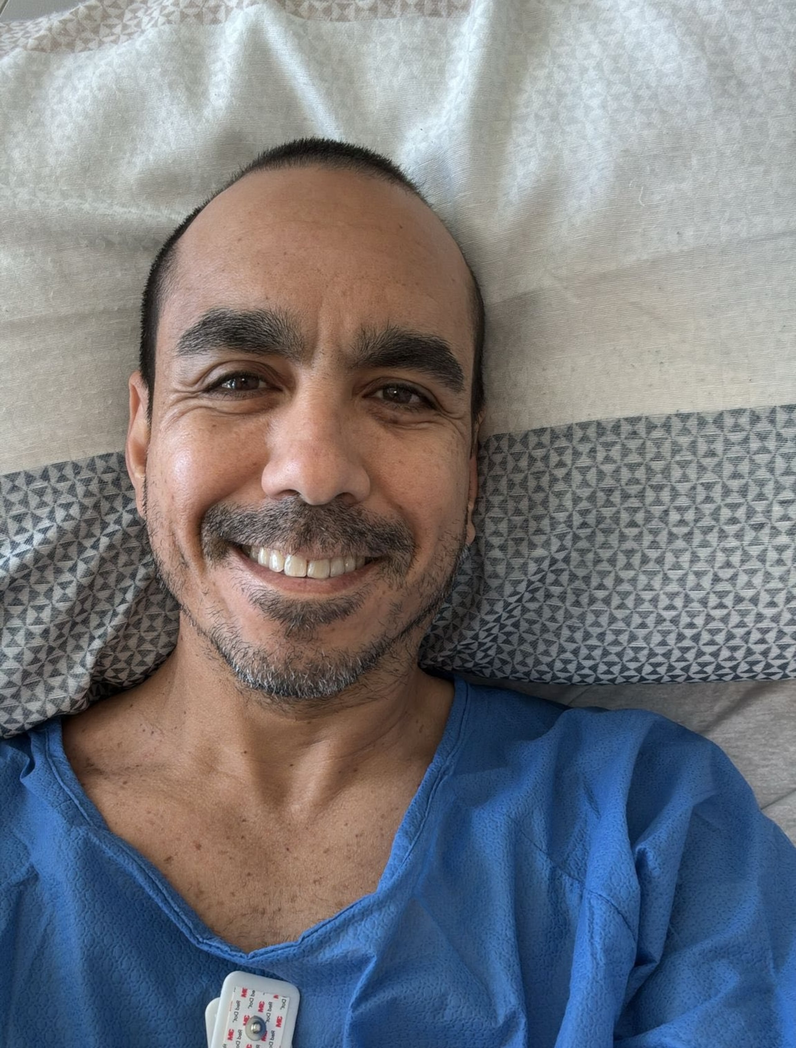 El periodista Álex Delgado fue diagnosticado con un sarcoma de tejidos blandos en estadio cuatro en el intestino, que se ha propagado al hígado.