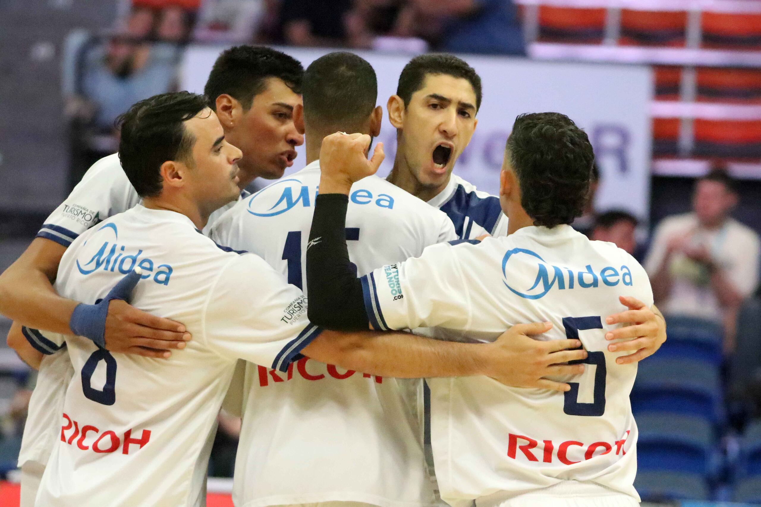 Jugadores de los Mets de Guaynabo celebran un punto.