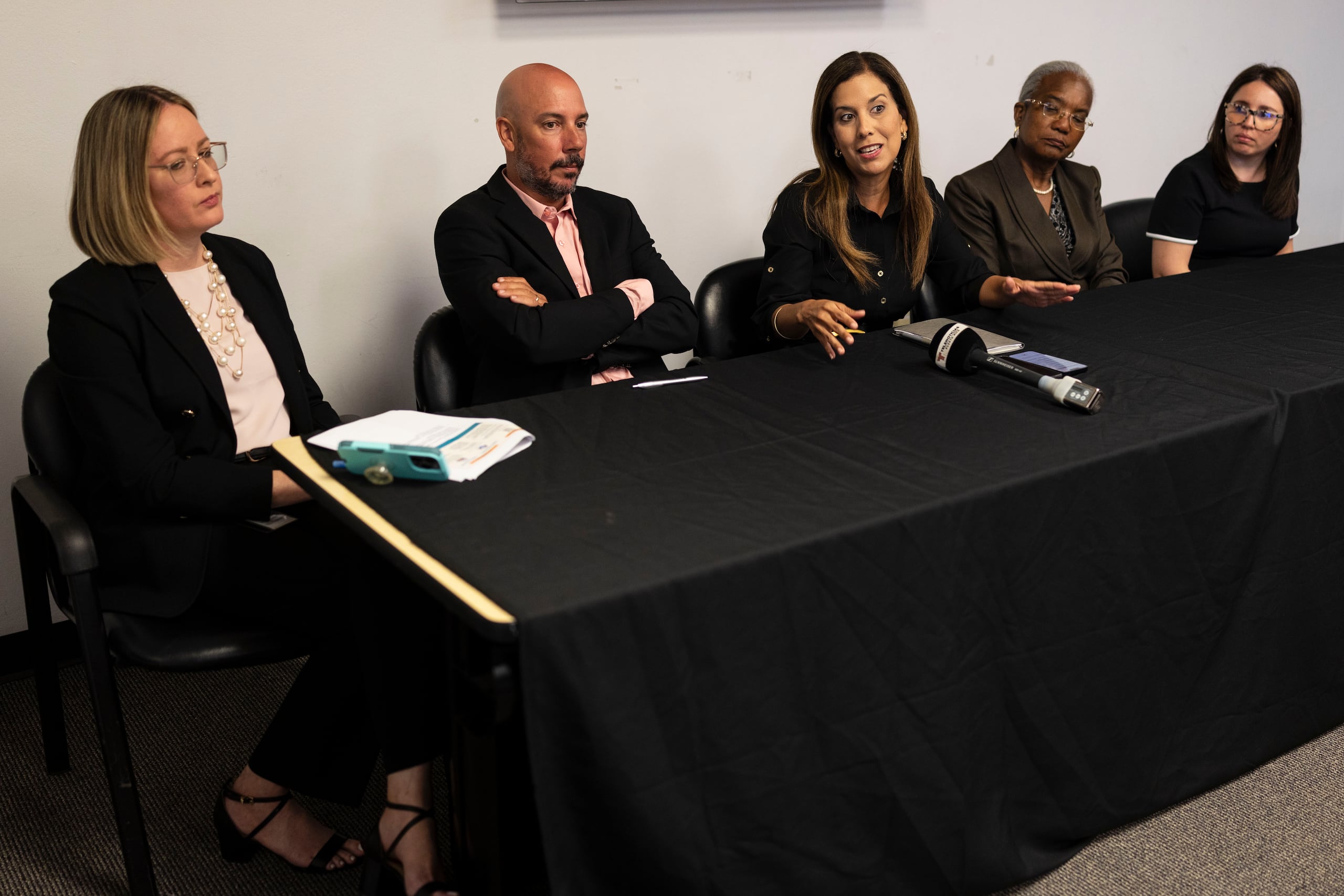 De izquierda a derecha, los doctores Marievelisse Soto-Delgado, Pablo Mendez Lázaro, Ana Patricia Ortiz, Noreen Michael, Nancy Cardona Cordero, a cargo de la nueva investigación sobre el cáncer.
 Con el propósito de atender los efectos del cambio climático en el control del cáncer y sus importantes implicaciones para la salud pública de Puerto Rico, Islas Vírgenes y otras comunidades caribeñas, el Centro Comprensivo de Cáncer de la Universidad de Puerto Rico inaugurará el nuevo Centro de Investigación, CARIB-CARES. 
Durante la conferencia se presentarán resultados preliminares de la investigación que justifica la creación del centro Carib-Cares. 
Foto por:  
Xavier Araújo | GFR Media
xavier.araujo@gfrmedia.com
Araujo