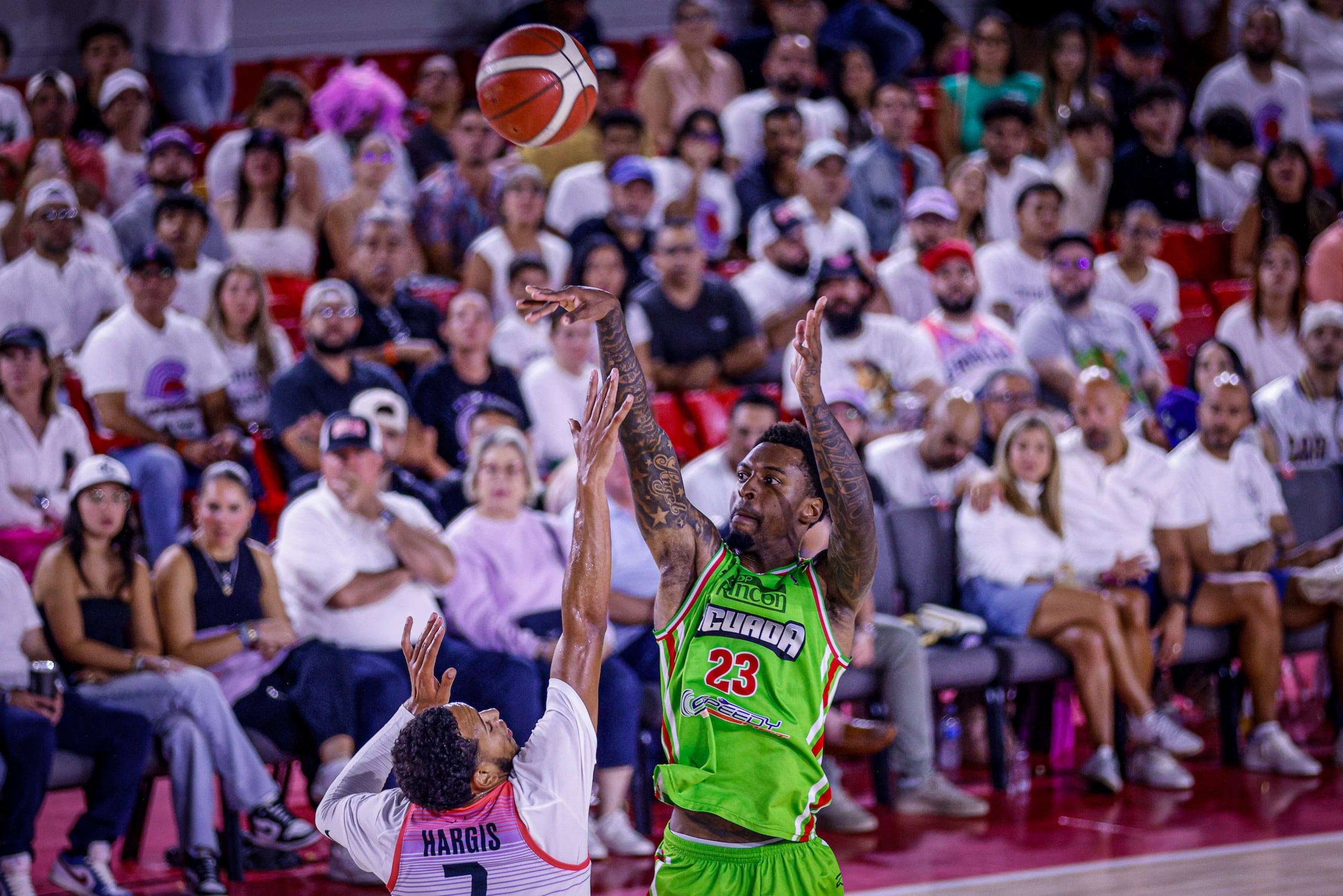 Sheldon Mac, refuerzo de los Santeros de Aguada, lanza un canasto ante los Criollos de Caguas durante el séptimo juego de los cuartos de final del BSN.