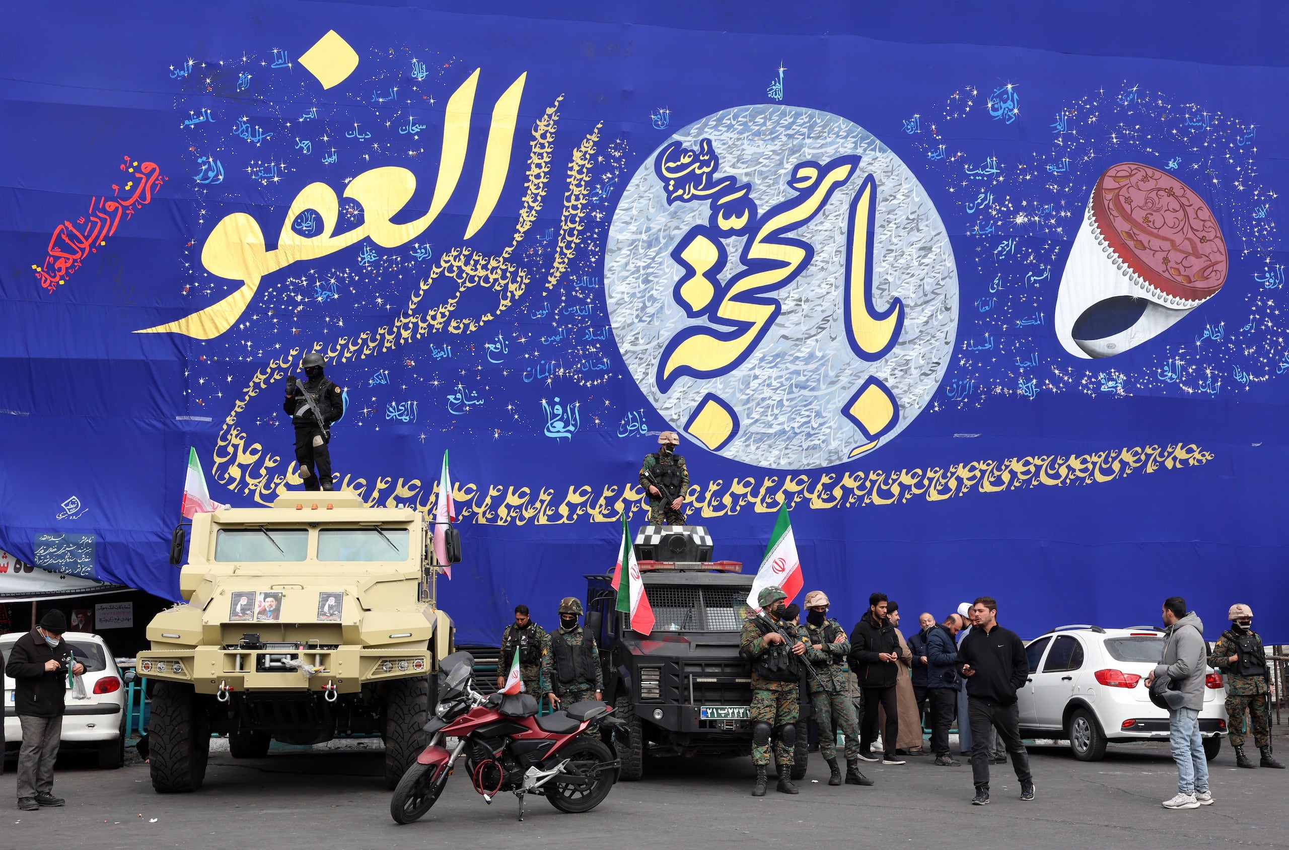 Fuerzas de seguridad iraníes el pasado 11 de marzo durante un funeral multitudinario en Teherán de comandantes de la Guardia Revolucionaria Iraní (IRGC), comandantes del ejército y otras víctimas que han muerto durante la guerra lanzada por Estados Unidos e Israel, a los que se sumó este viernes el portavoz de la IRGC, el general de brigada Ali Mohamad Naini.