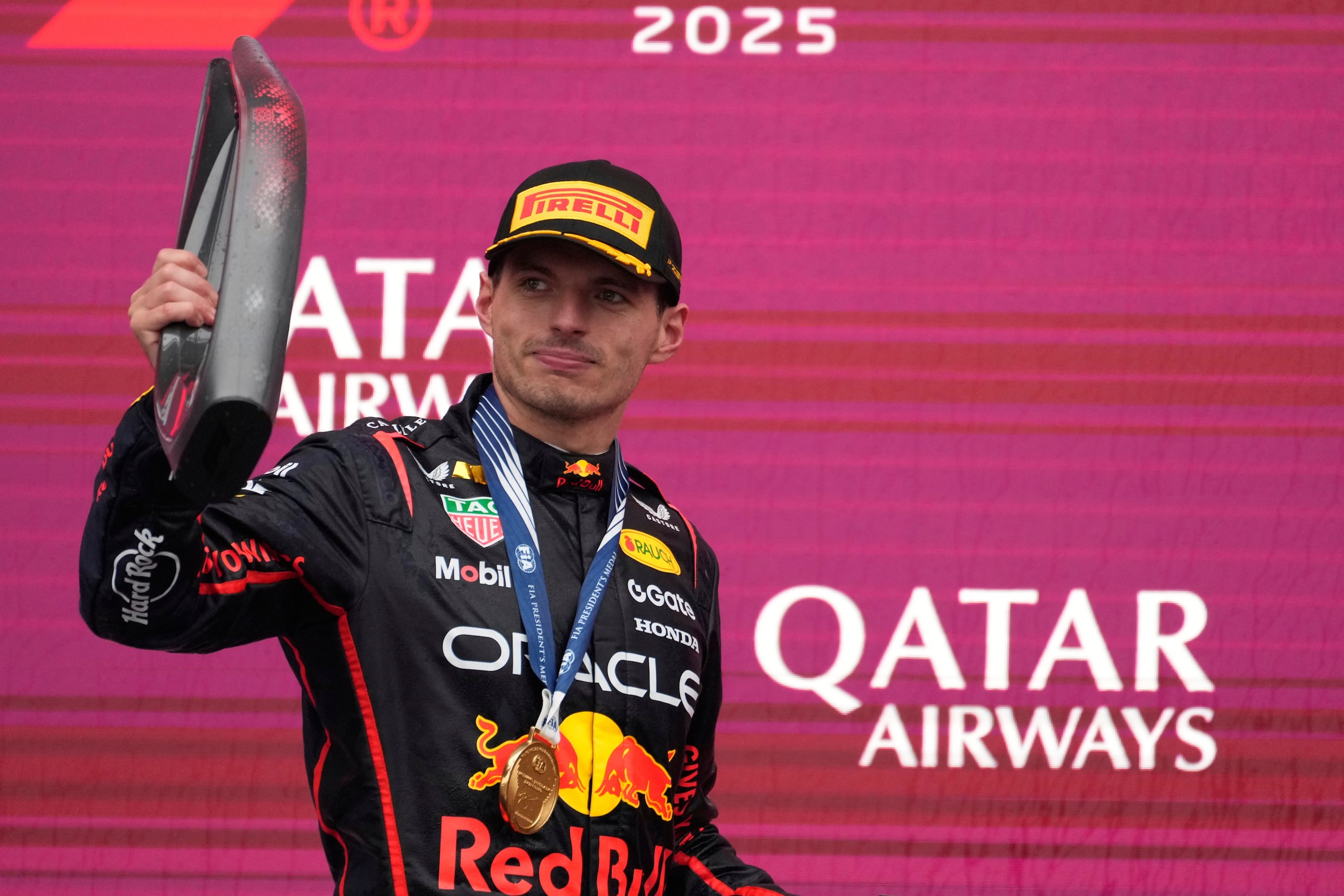 El neerlandés Max Verstappen de Red Bull camina al podio con el trofeo tras ganar el Gran Premio de Azerbaiyán el domingo 21 de septiembre del 2025.