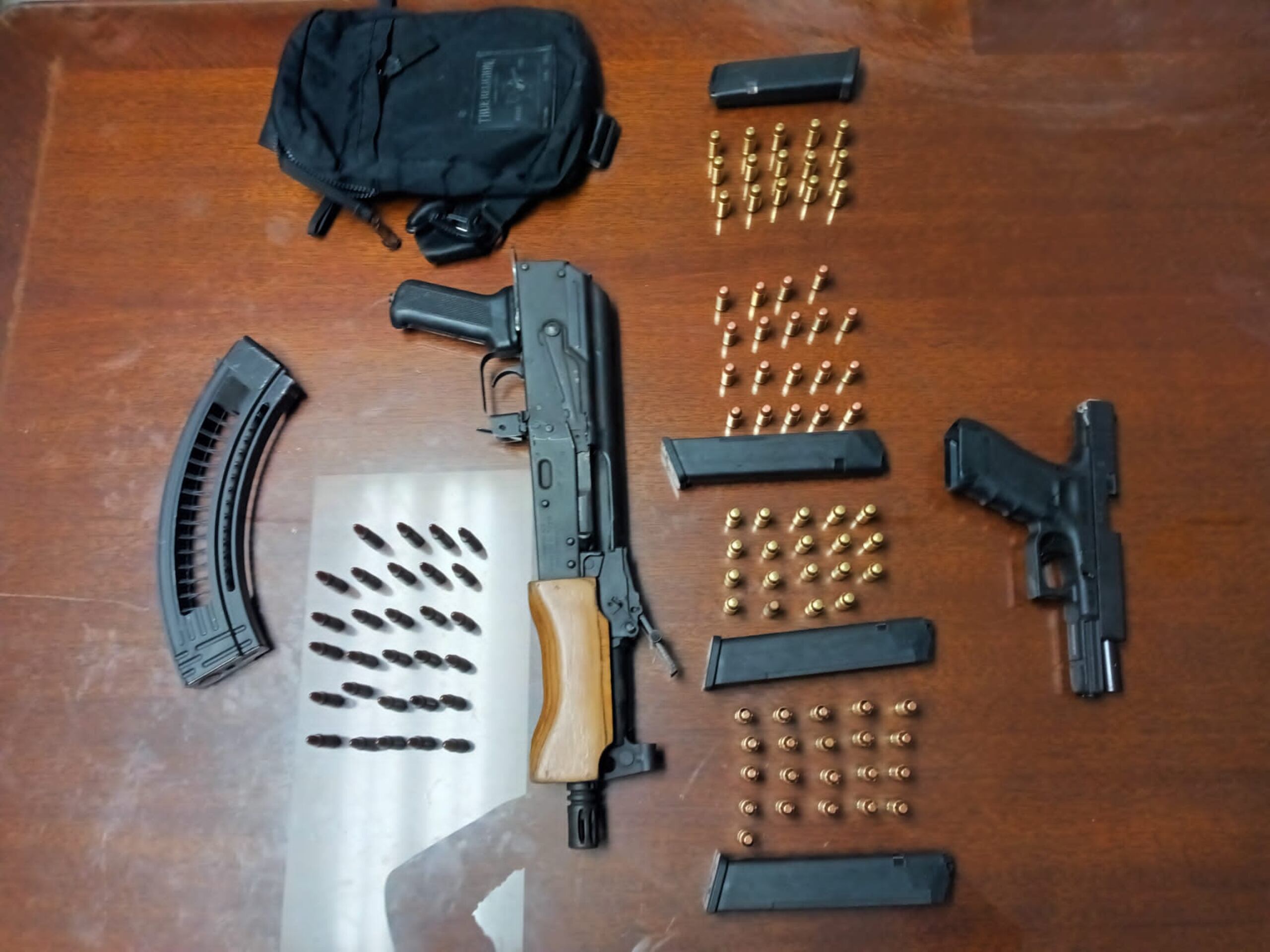 Armas ilegales, cargadores y balas ocupadas a Carlos G. Román Vázquez, alias Waka, en un residencial de Guaynabo.