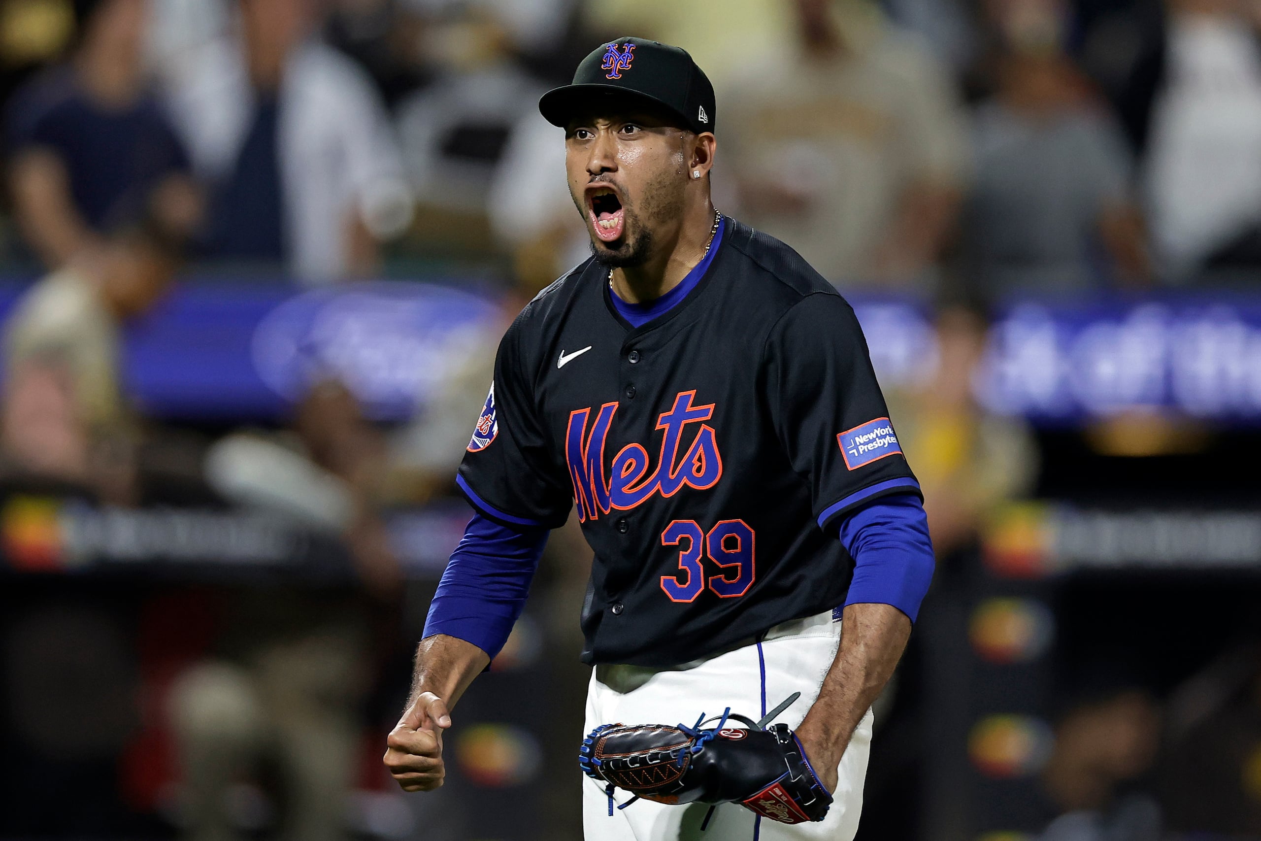 Edwin Díaz, los Mets de Nueva York, reacciona después de conseguir el último out durante la novena entrada del juego contra de los Padres de San Diego en la temporada 2024 de las Grandes Ligas.