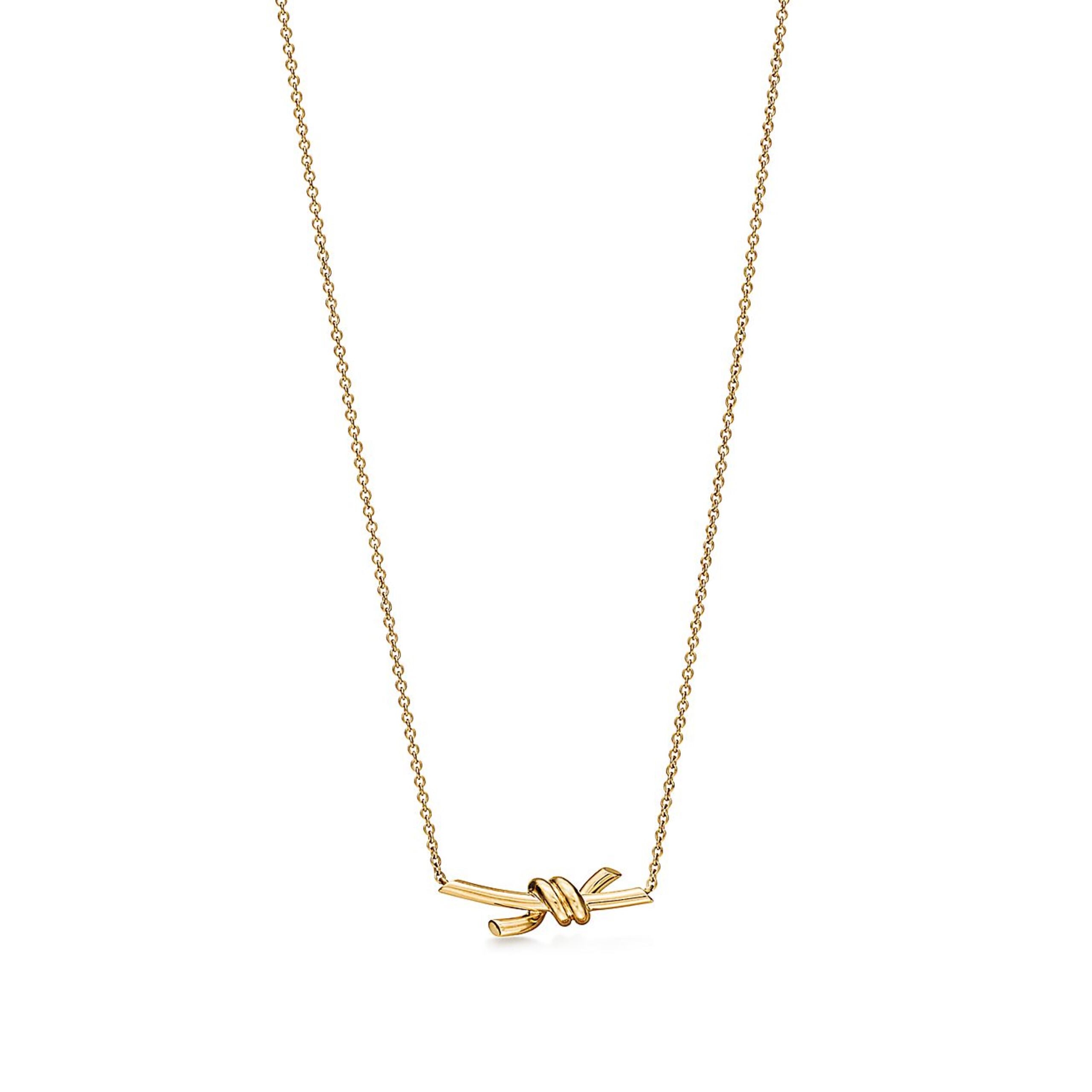 Colgante hecho en oro amarillo de 18 quilates de Tiffany & Co., en el segundo nivel. Solo o combinado con siluetas clásicas, crearás una combinación perfecta.