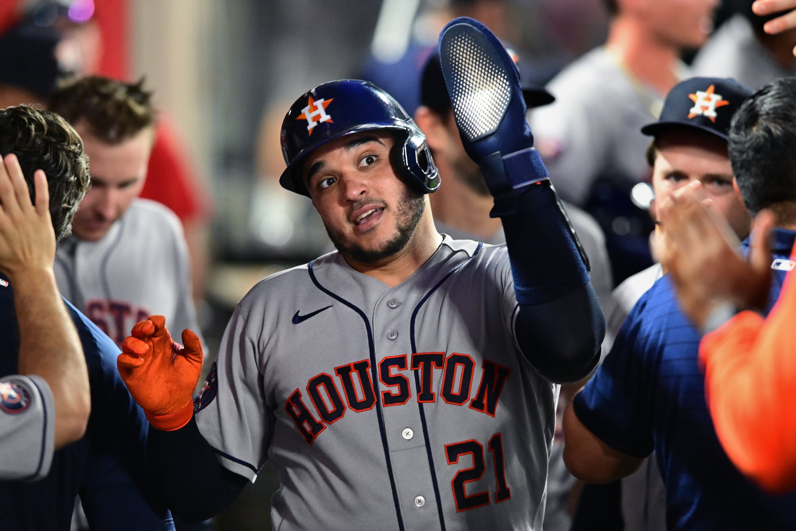 El dominicano Yainer Díaz, de los Astros de Houston, festeja luego de anotar ante los Angels de Los Ángeles.