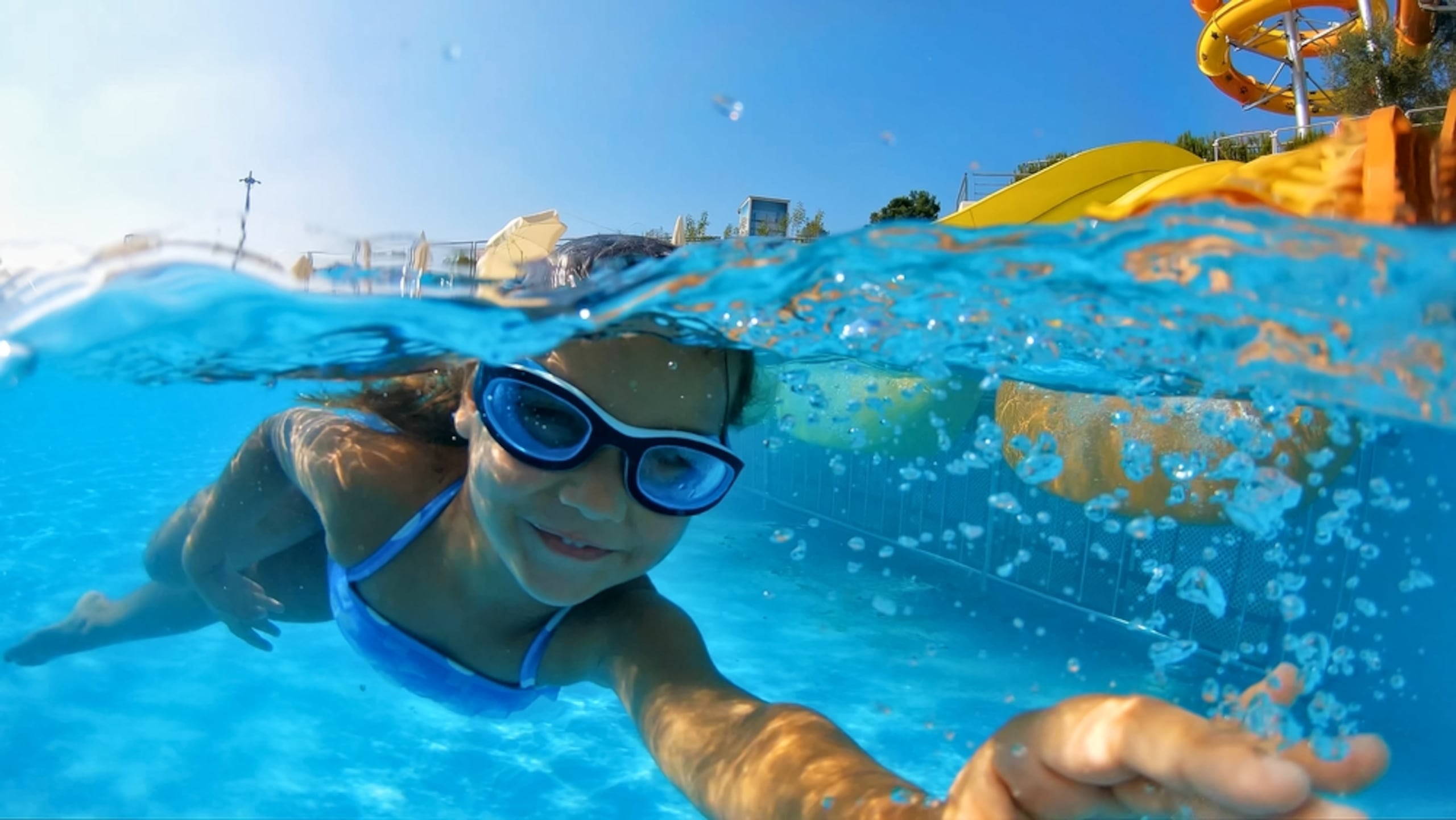 En verano, la diversión también requiere supervisión. Nunca dejes a los niños solos cerca de piscinas, playas, ríos o cualquier otro cuerpo de agua, aunque sepan nadar.