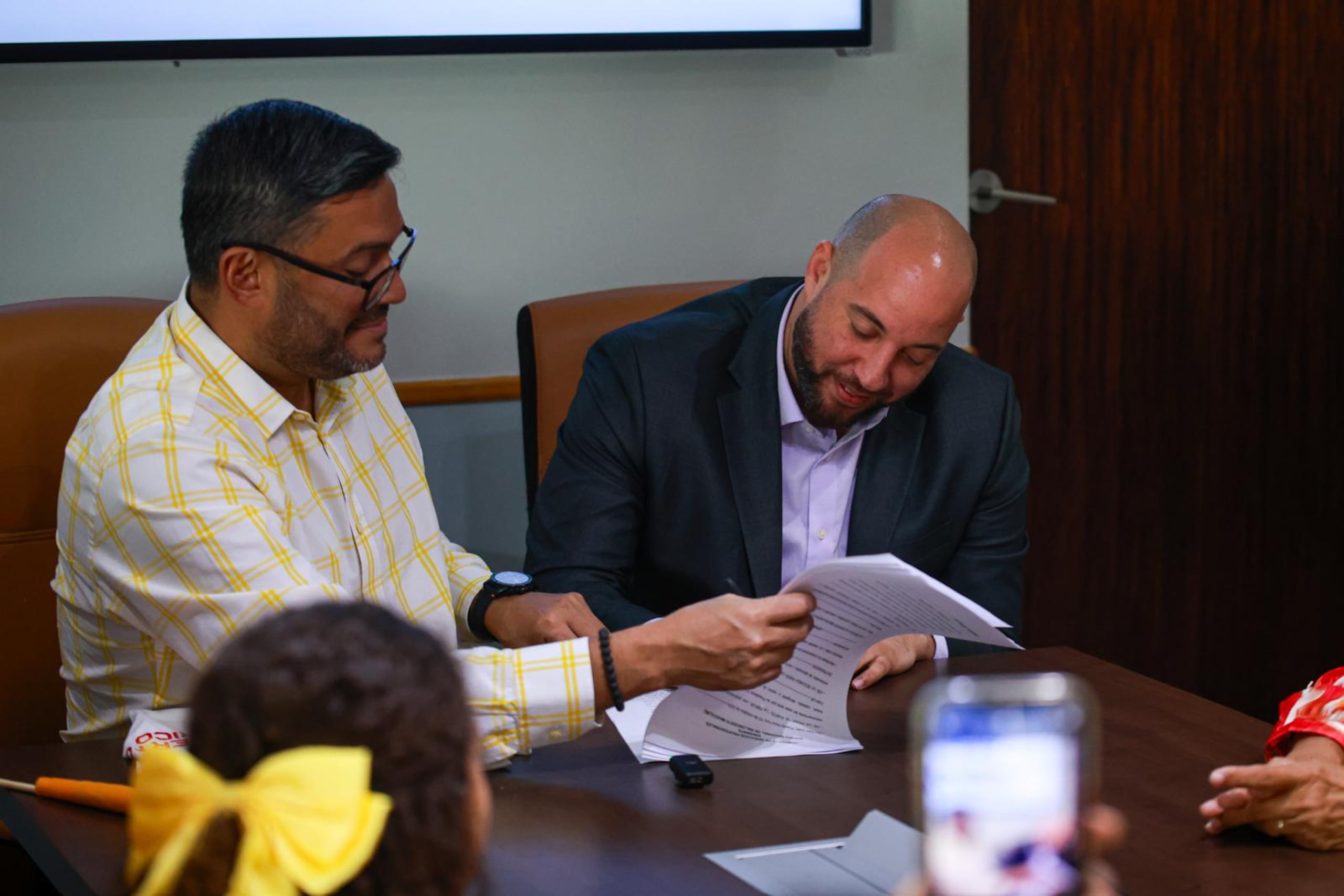 Carlos González firmó un contrato hasta 2027 como dirigente de la Selección Nacional con la Federación de Baloncesto.