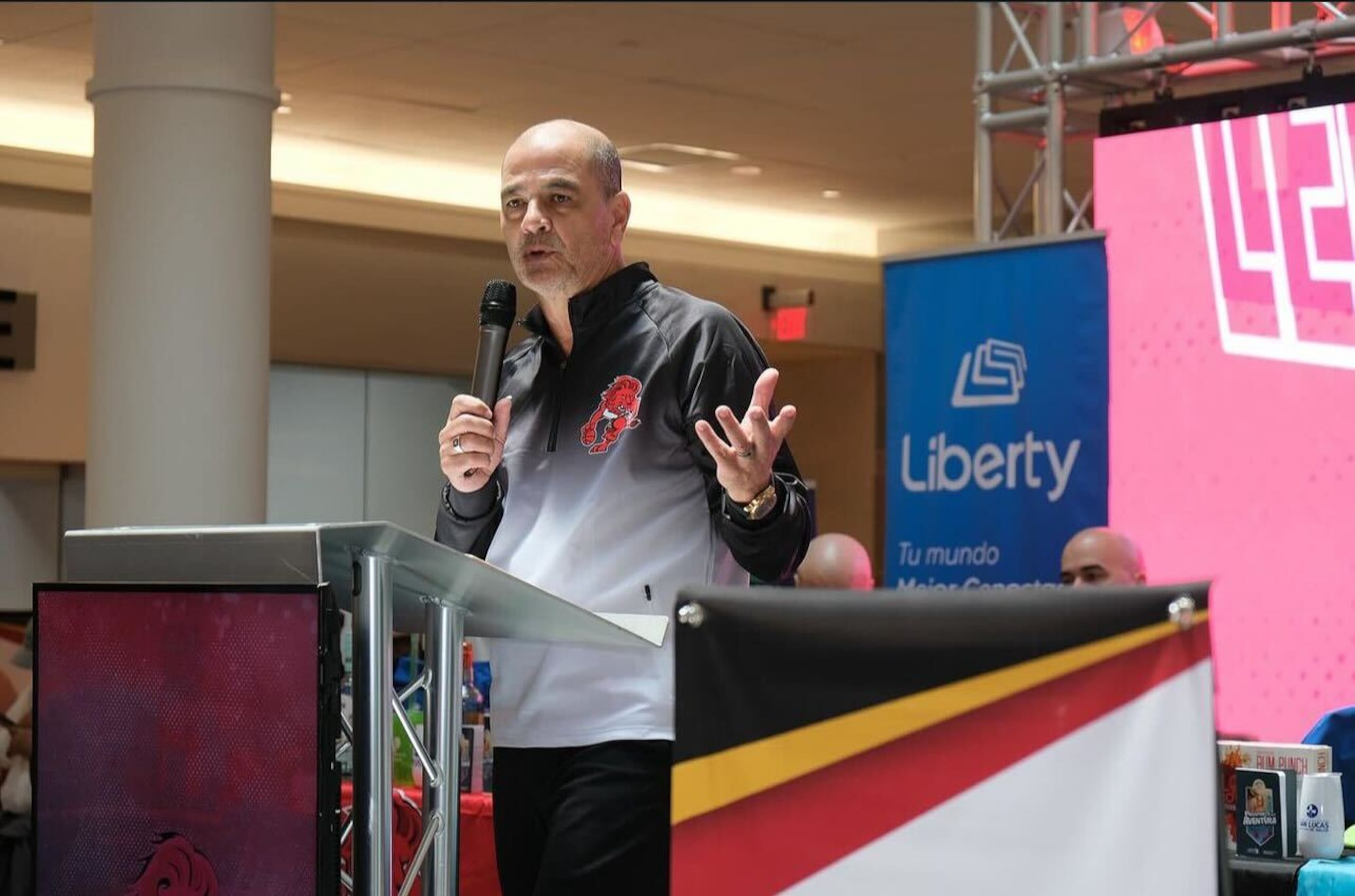 El dirigente de los Leones de Ponce, Sergio "Oveja" Hernández, se dirige a la afición ponceña en el centro comercial Plaza del Caribe.