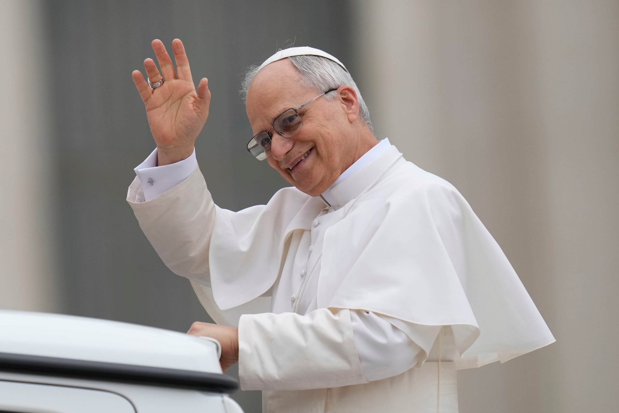 El papa León XIV saluda a su llegada a su primera vista general en la plaza de San Pedro del Vaticano.