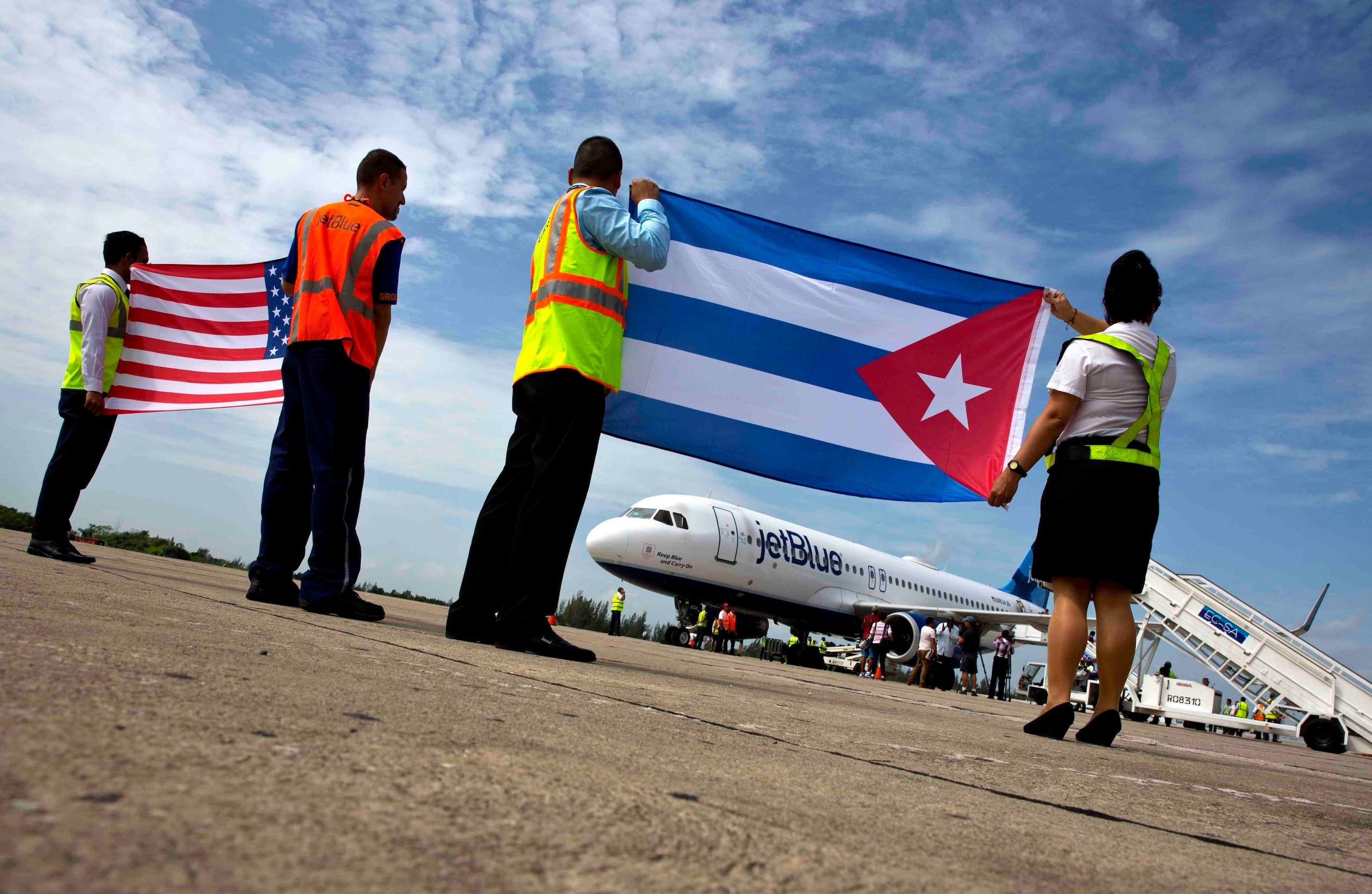 Una bandera de Estados Unidos y otra de Cuba en la pista de aterrizaje del aeropuerto de Santa Clara, Cuba. (AP)
