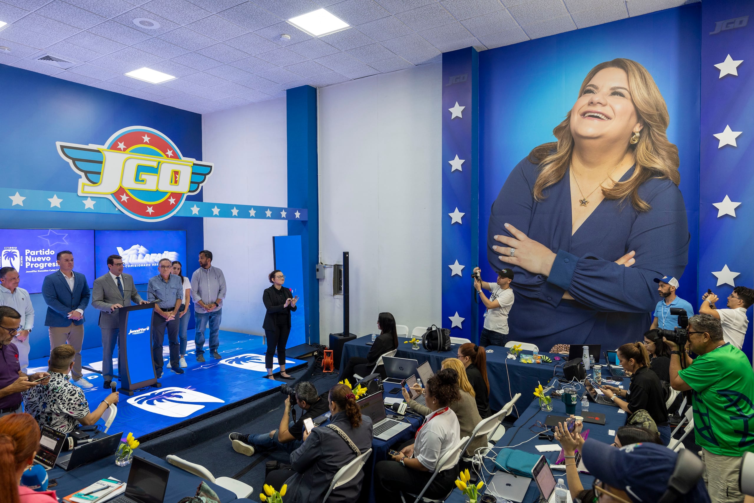 Francisco Domenech, director de campaña de Jenniffer González, y otros líderes del PNP hablan sobre los primeros resultados de la noche.