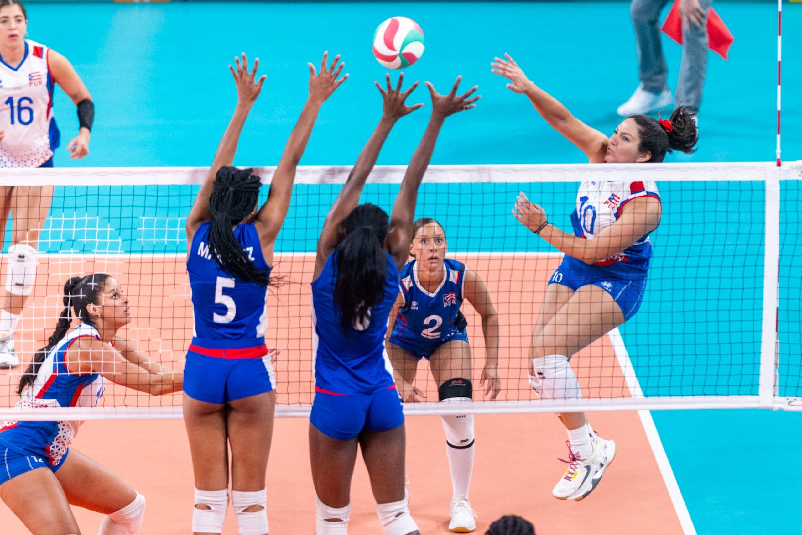 La selección nacional de Cuba, aquí en gestión ante Puerto Rico, ha acudido a Santiago con un equipo de jugadoras debutante en el ámbito internacional.