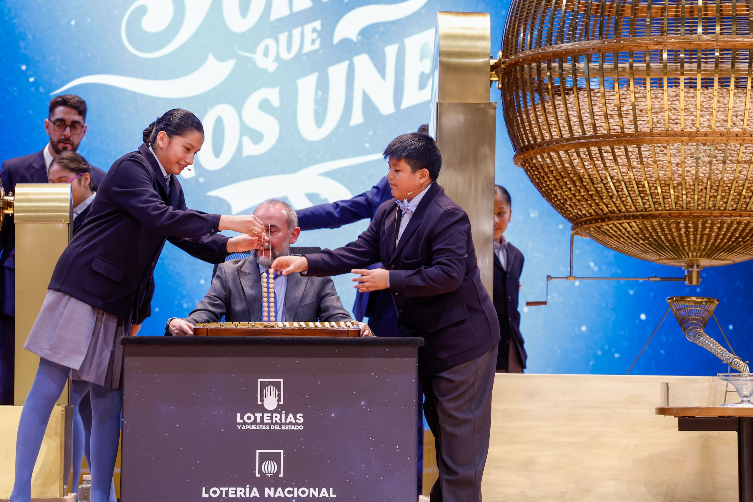 Los niños del Colegio San Ildefonso de Madrid colocan en la tabla las bolas con el número 72.480 y el premio del Gordo de Navidad, dotado con 400.000 euros al décimo, durante el sorteo de la Lotería de Navidad que se celebra este domingo en el Teatro Real, en Madrid.