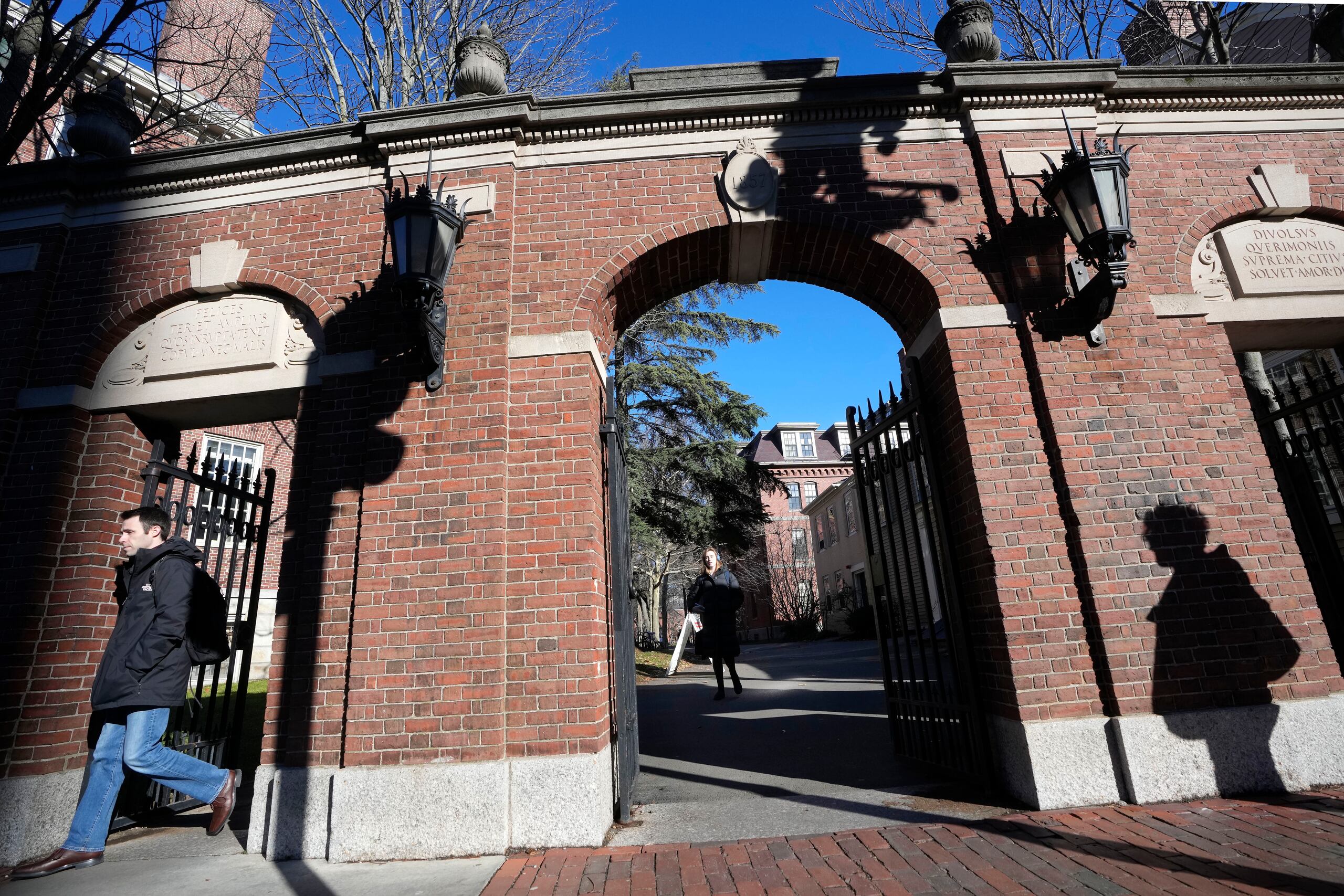 Los cadáveres donados a la facultad de medicina de Harvard deben utilizarse con fines educativos.