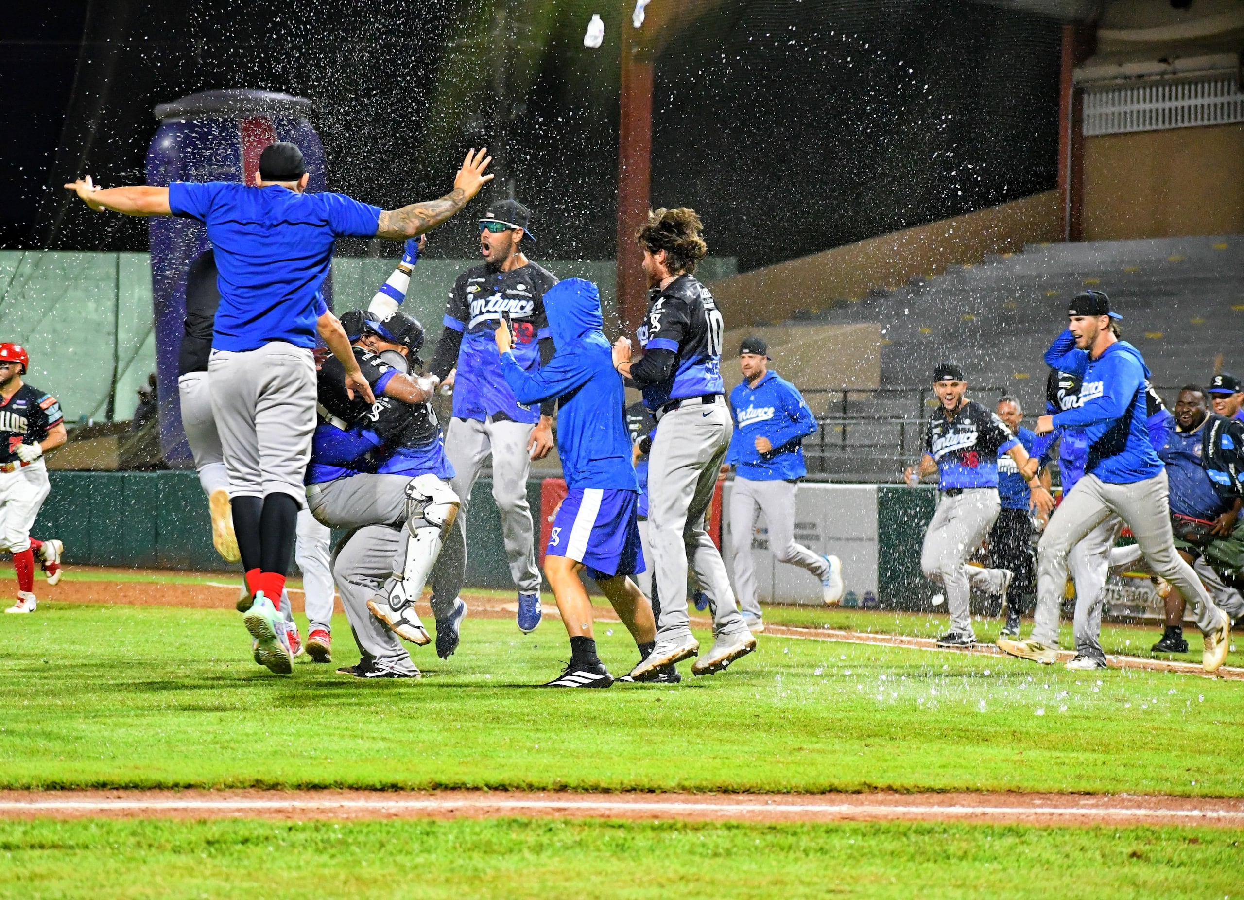 Los Cangrejeros celebran la dramática victoria en entradas extra contra los Criollos en Caguas para pasar a la final de la LBPRC. Foto- Carmen Vélez