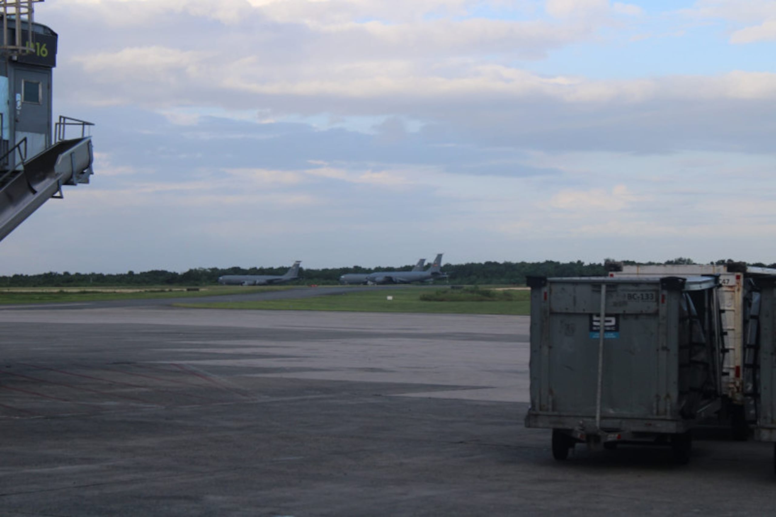 Los aviones militares han estado llegando por el Aeropuerto Internacional de Las Américas (AILA), José Francisco Peña Gómez, así como por la Base Aérea de San Isidro.