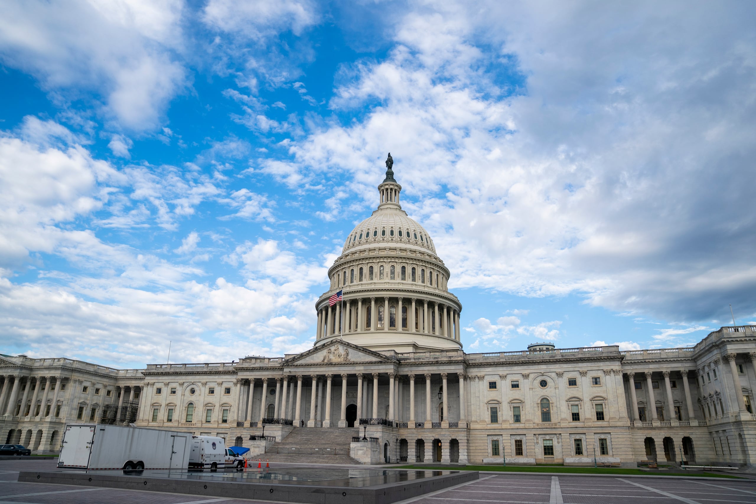 Sin embargo, la iniciativa enfrentaba un futuro incierto en la Cámara de Representantes, donde republicanos de línea dura afines al expresidente Donald Trump —el favorito a obtener la candidatura republicana a la presidencia y crítico con el apoyo a Ucrania— se oponen al proyecto.
