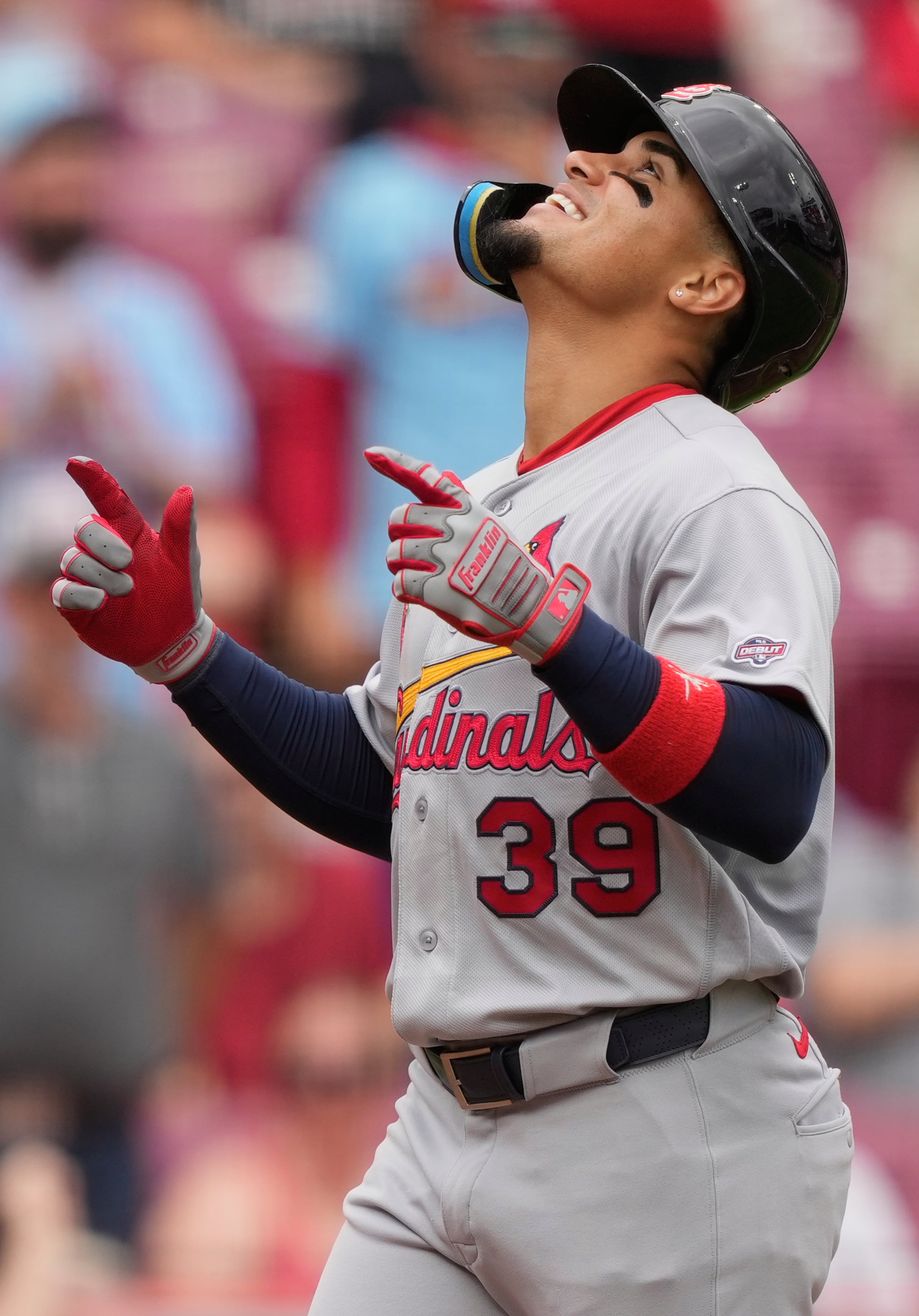 Bryan Torres mira al cielo al llegar al plato luego de su cuadrangular.