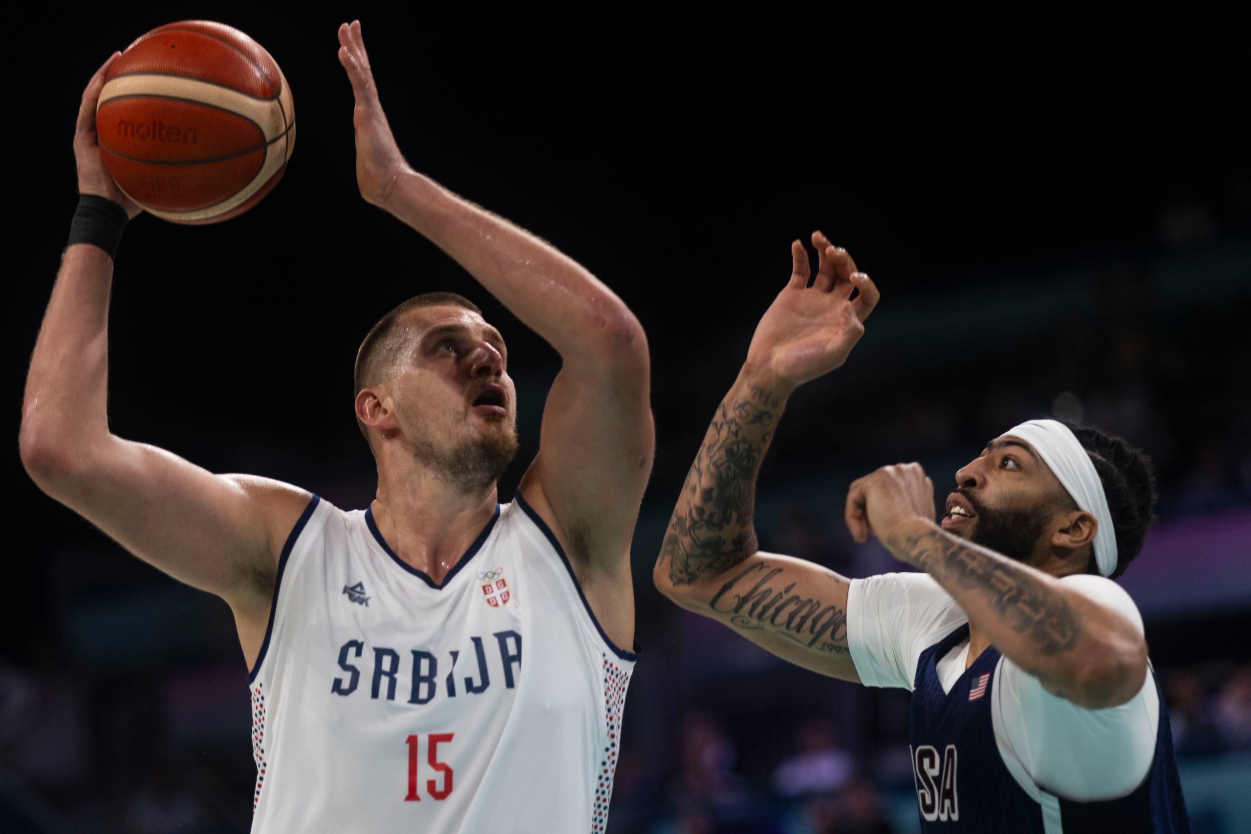 El equipo de Serbia, de Nikola Jokic, a la izquierda, está obligado a ganar su próximo juego el martes contra Puerto Rico. Es la misma posición en la que están los boricuas. Ambos obligados a ganar si quieren tener posibilidades de buscar su pase a la ronda cuartos de final del torneo.