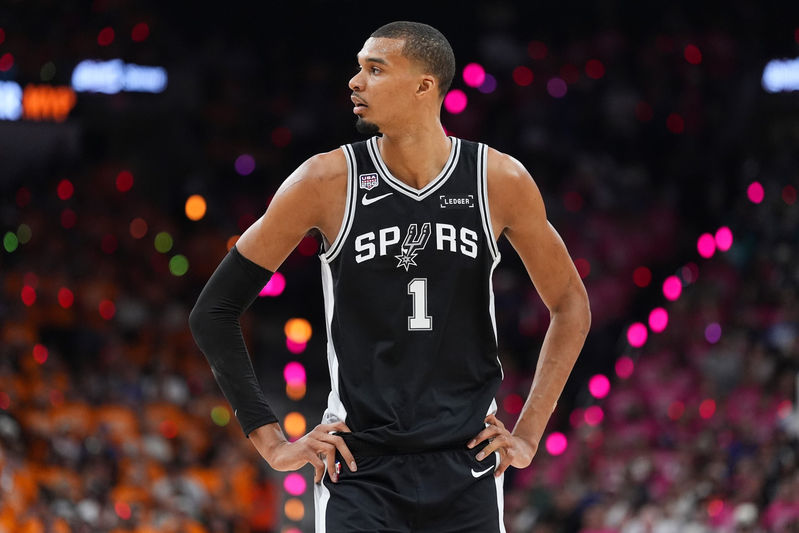 Victor Wembanyama, alero de los Spurs de San Antonio, mira hacia el banquillo durante el primer partido de la Final de la NBA ante los Knicks de Nueva York.