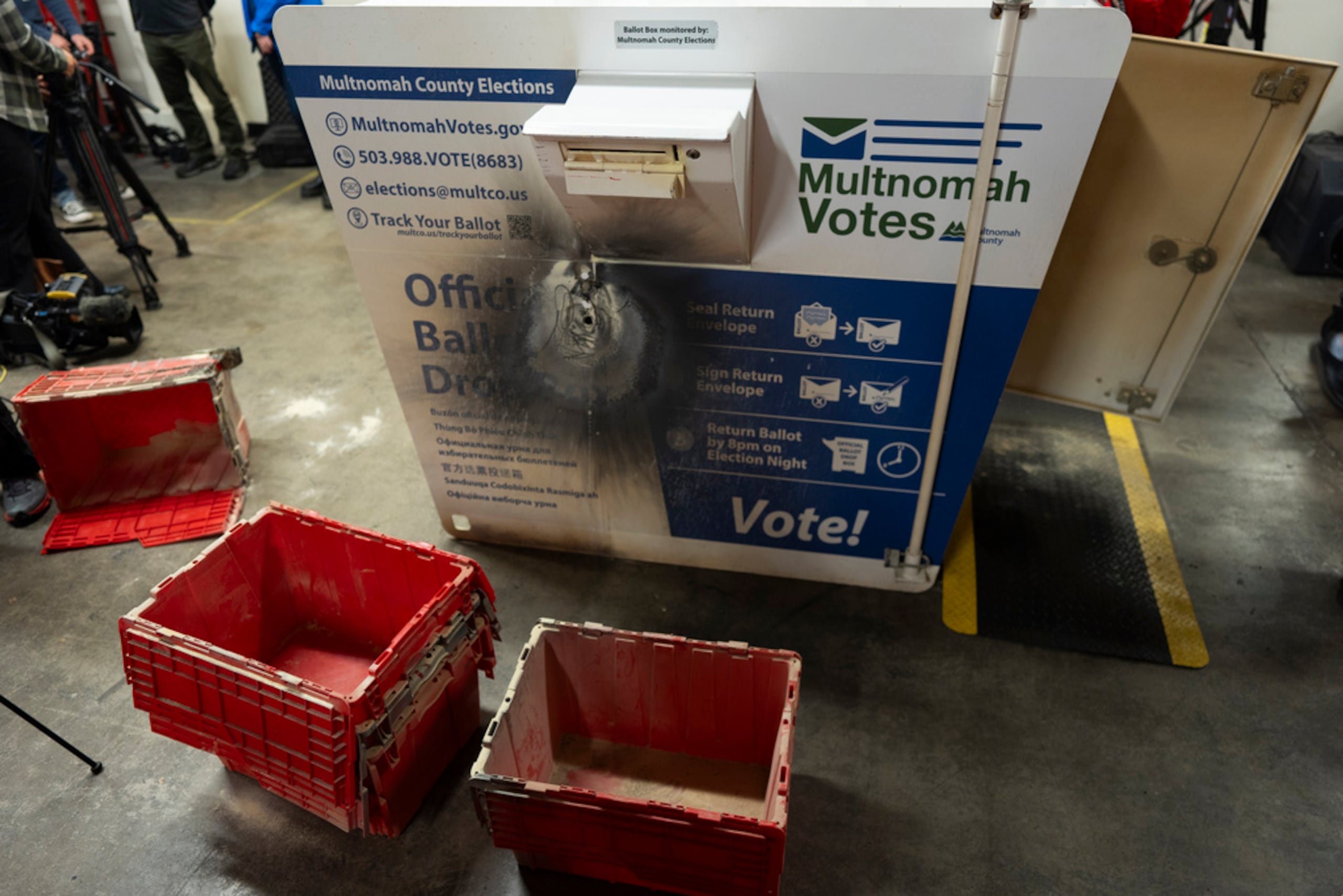 Un buzón electoral dañado se muestra durante una conferencia de prensa en la oficina electoral del condado de Multnomah, 28 de octubre de 2024, en Portland, Oregon.