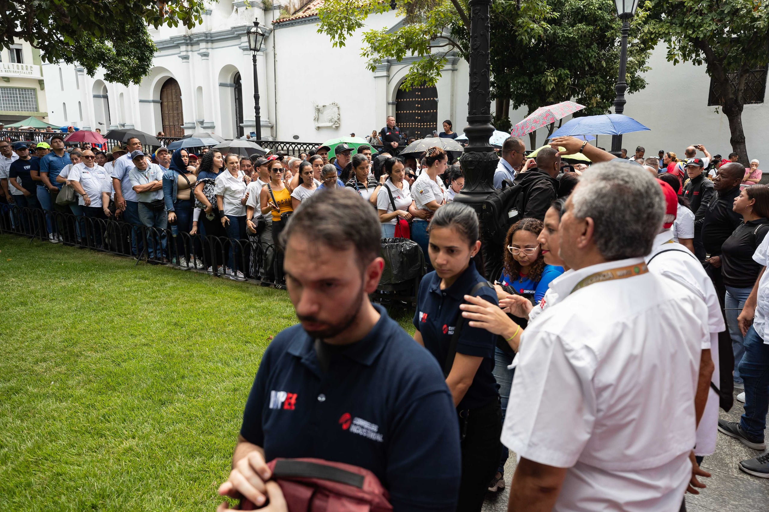 Simpatizantes del Gobierno venezolano se congregaron en varios puntos de Caracas para alistarse en la Milicia Nacional Bolivariana (MNB).