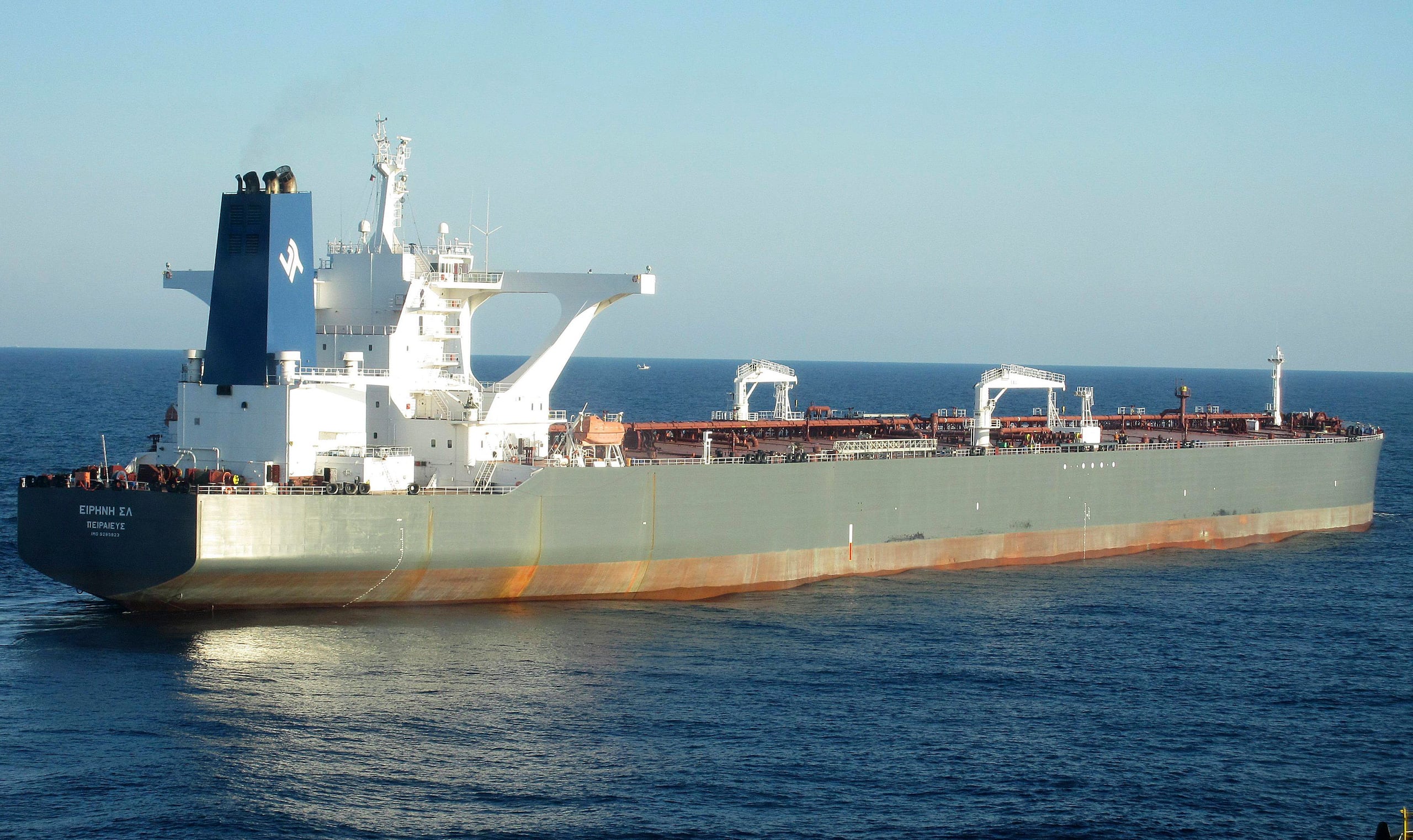 Aunque las autoridades iraníes identificaron al buque capturado como “estadounidense", el petrolero es el "St Nikolas" que navegaba bajo bandera de las Islas Marshall y pertenece a la compañía naviera griega Empire Navigation.