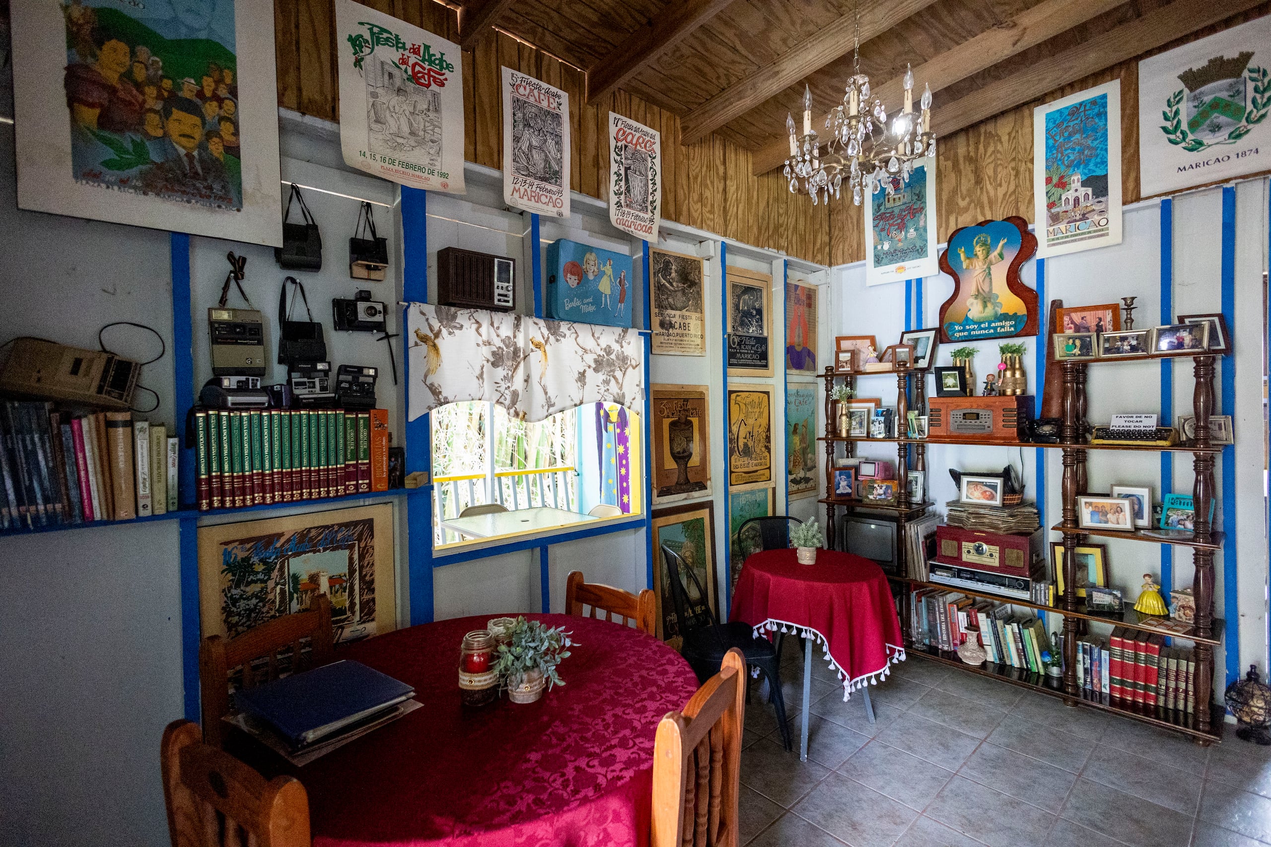 El lugar, ubicado en el barrio Maricao Afuera, exhibe artículos antiguos como radios, maquinillas, tocadiscos, enciclopedias, discos de vinilo y hasta cartuchos de música 8-track.